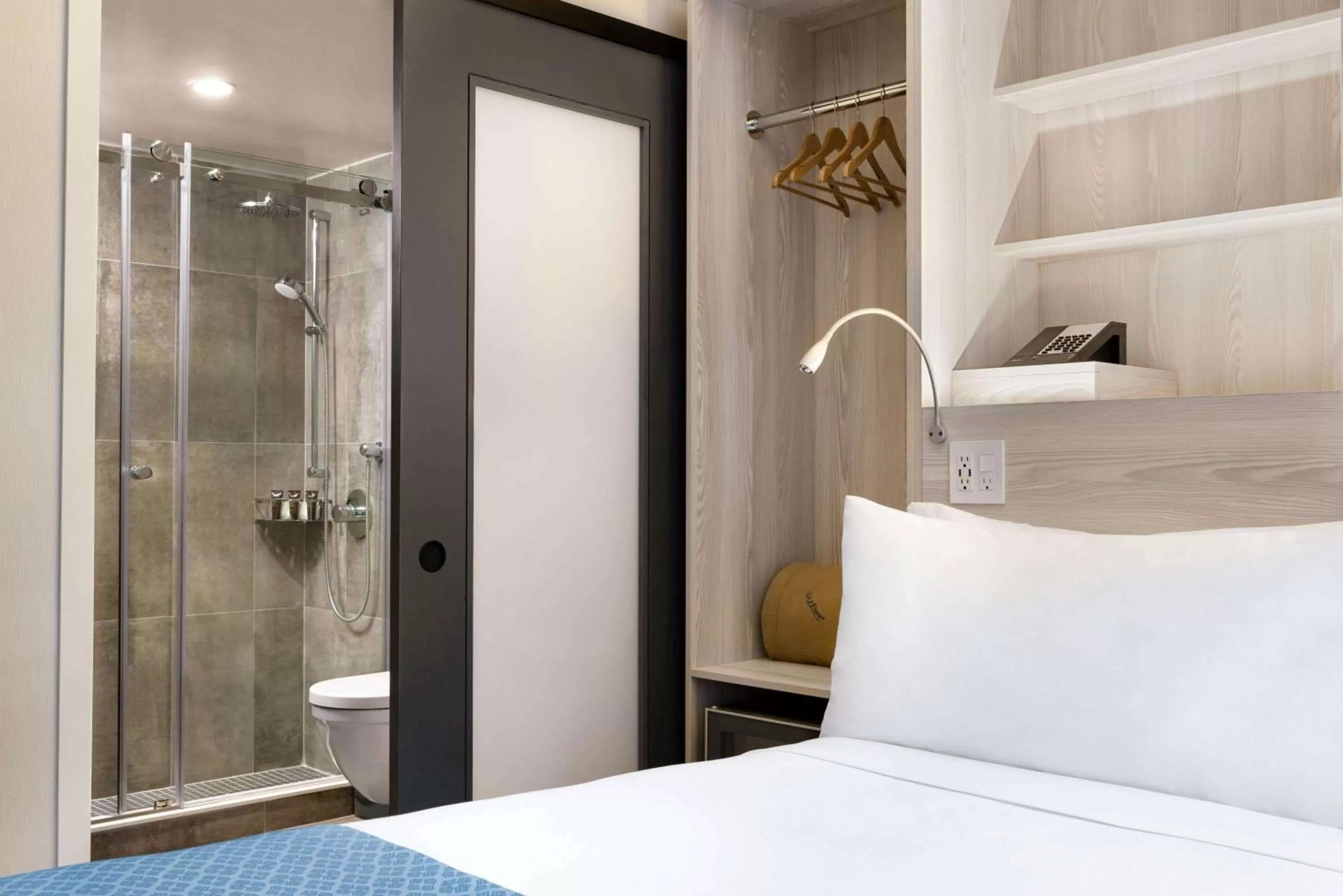 Photo of the whole room, Bed in Wingate by Wyndham New York Midtown South/5th Ave