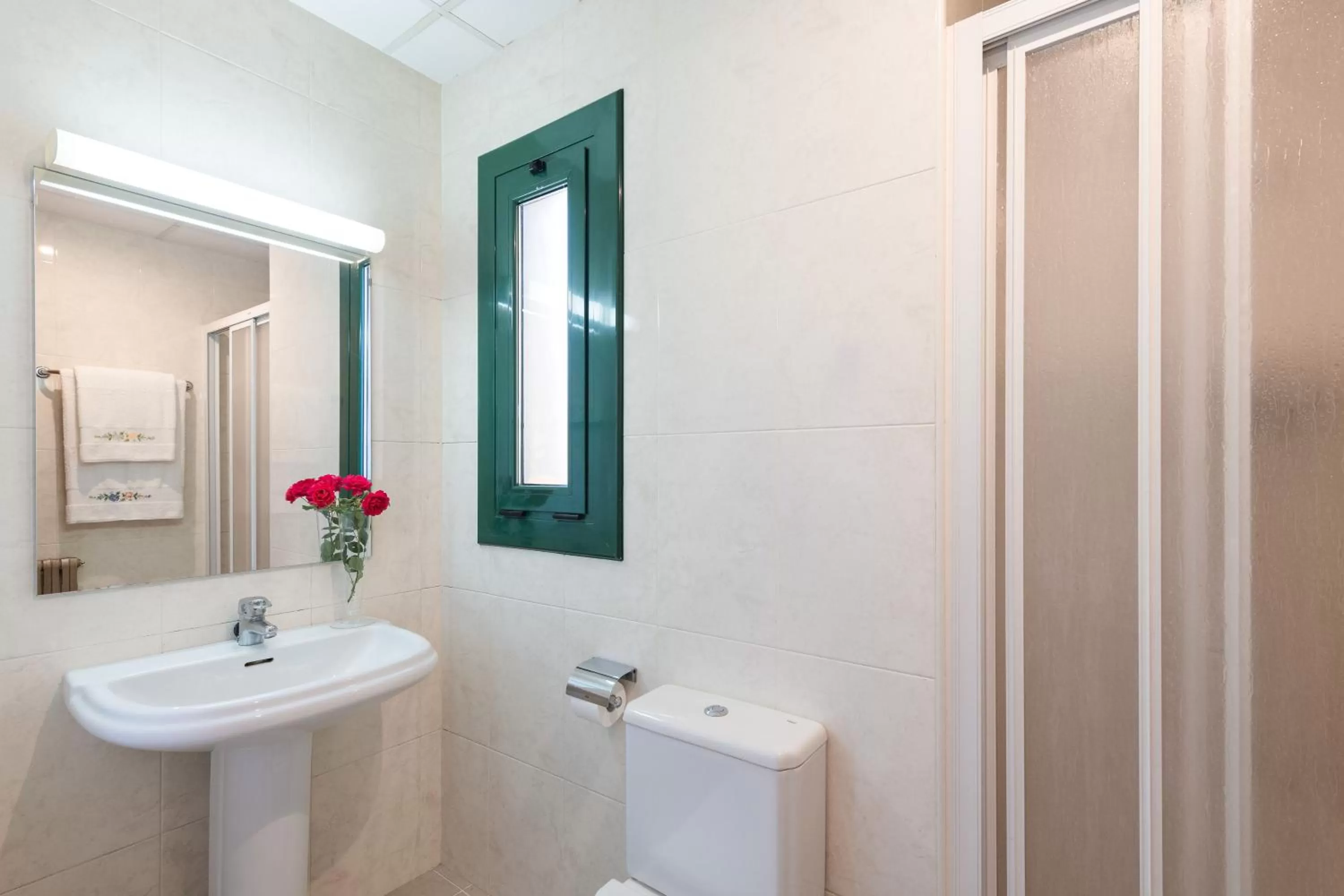 Shower in Hostal Buenos Aires