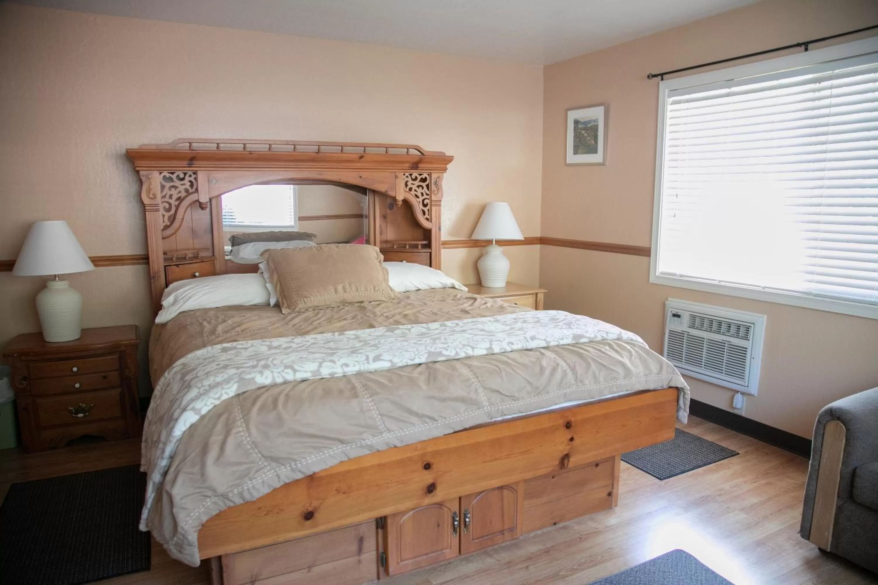 Bedroom, Bed in Strawberry Inn