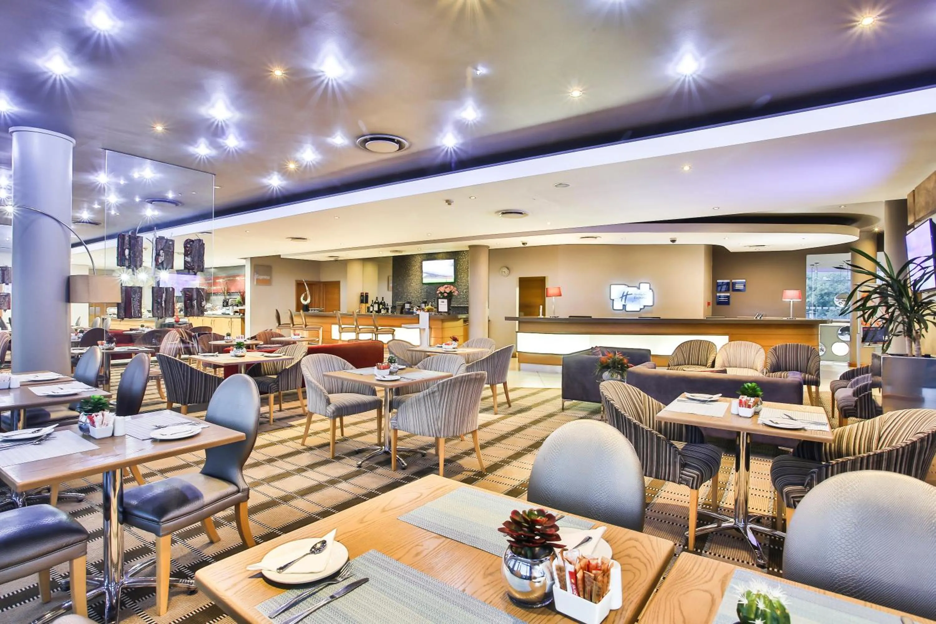 Restaurant/places to eat in Holiday Inn Express Sandton-Woodmead by IHG