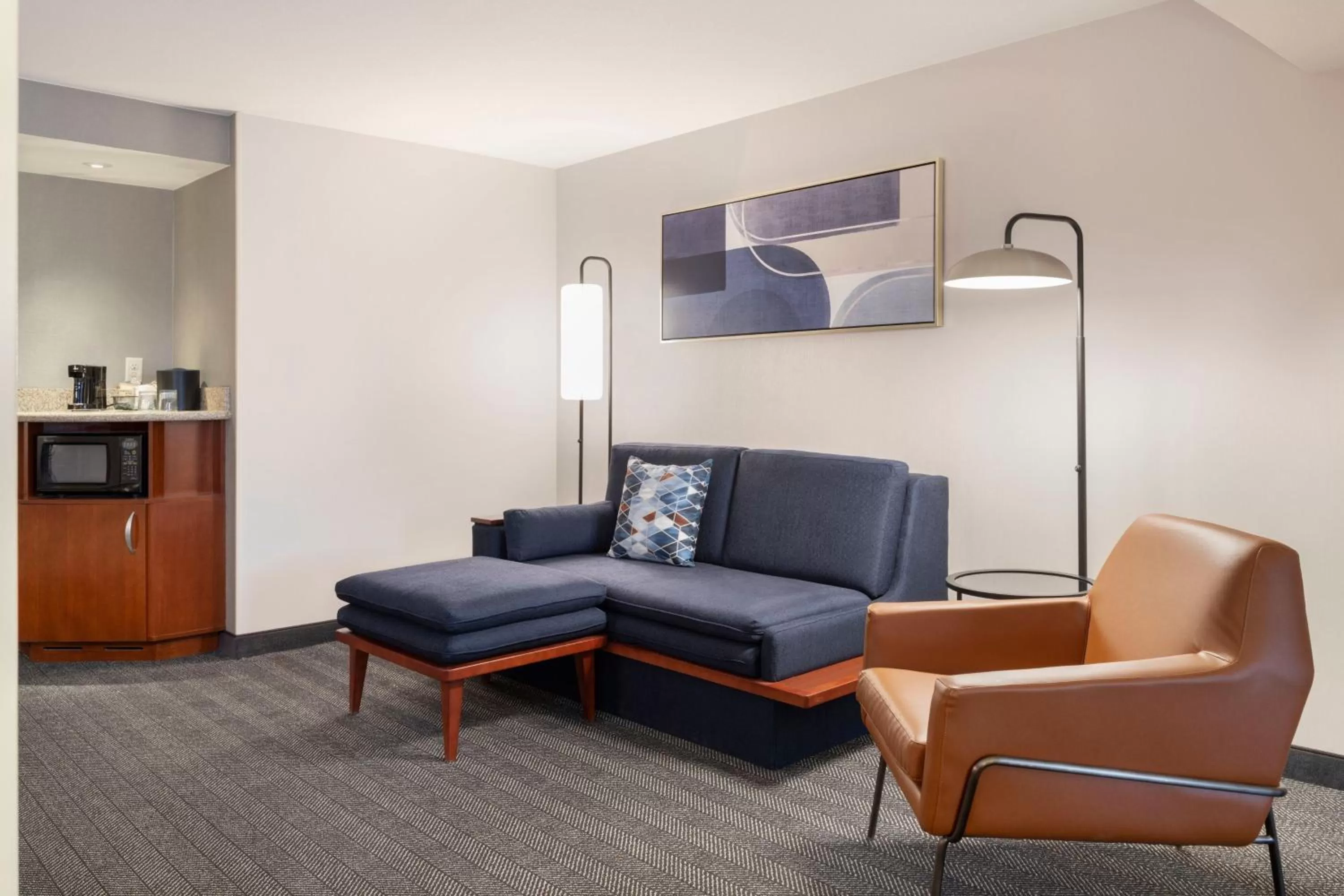 Living room in Courtyard by Marriott Columbus New Albany