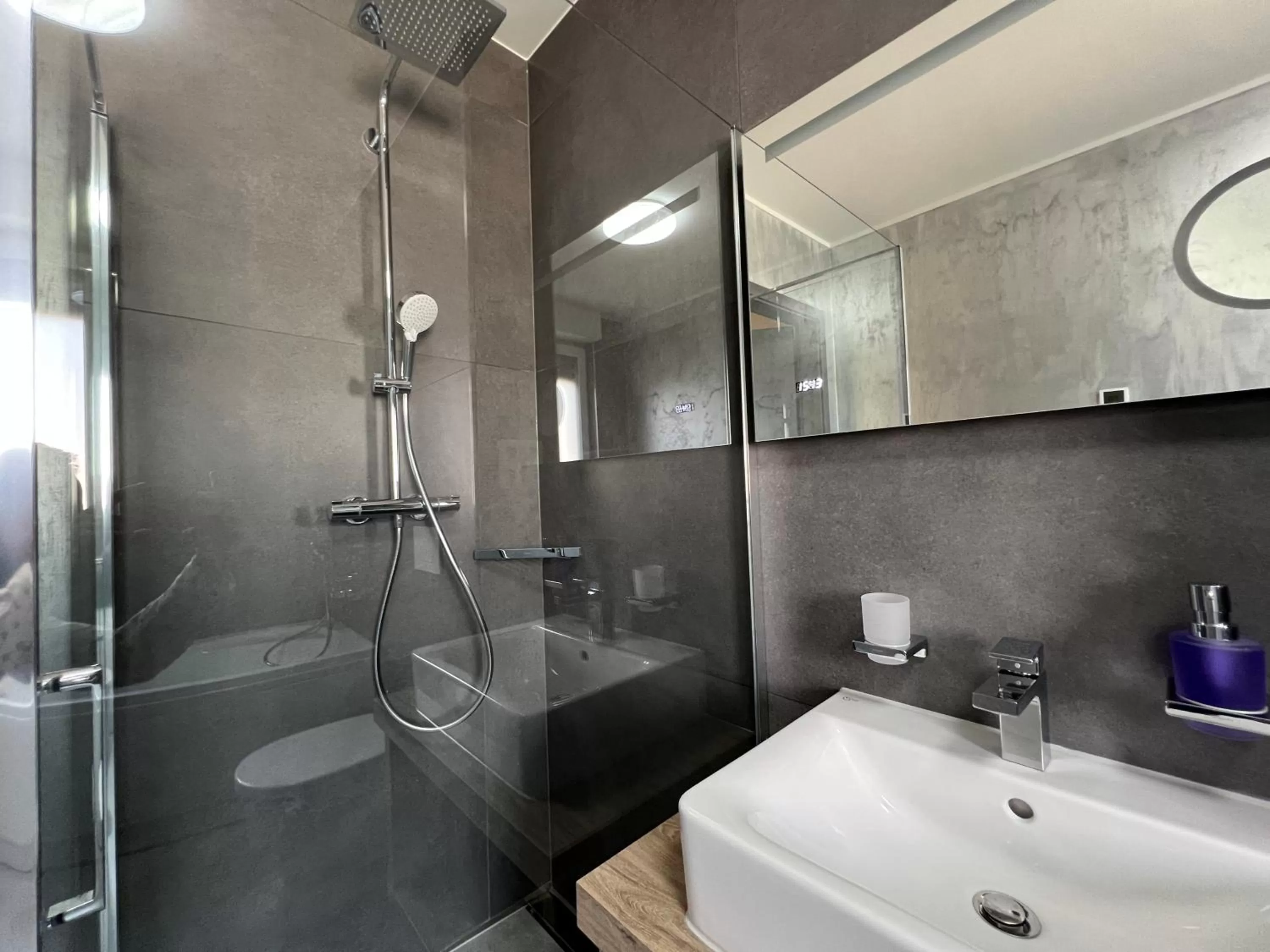 Shower in BonApart