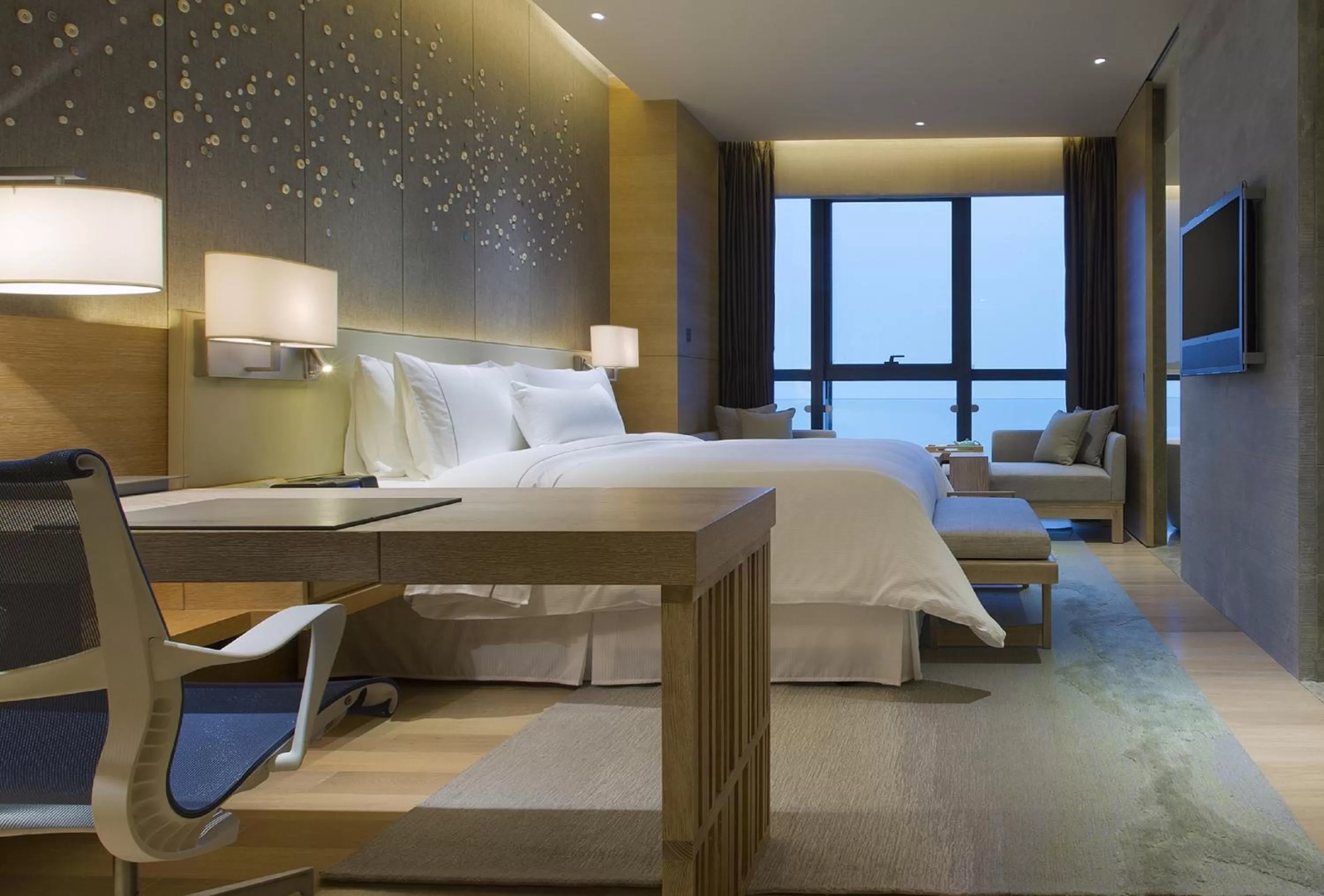 Photo of the whole room, Bed in The Westin Chongqing Liberation Square