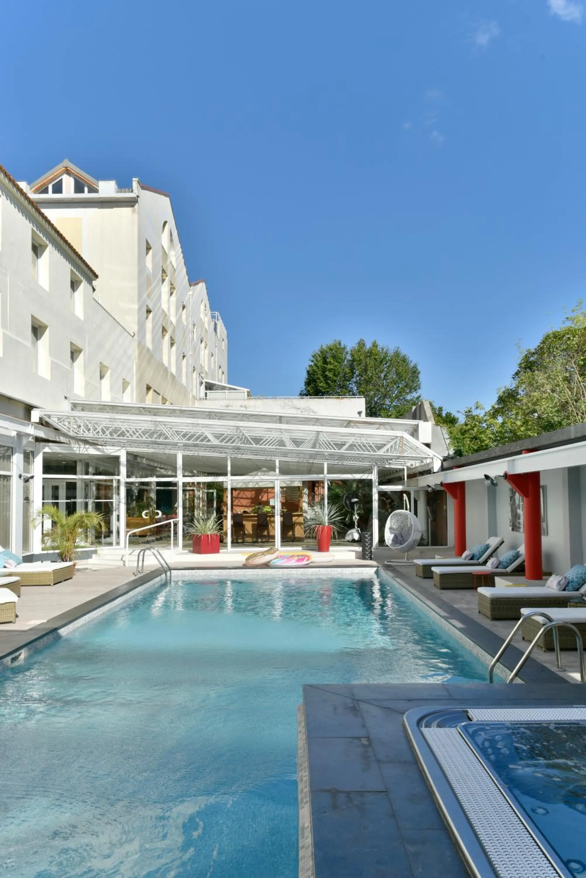 Swimming pool in Hôtel Arles Plaza