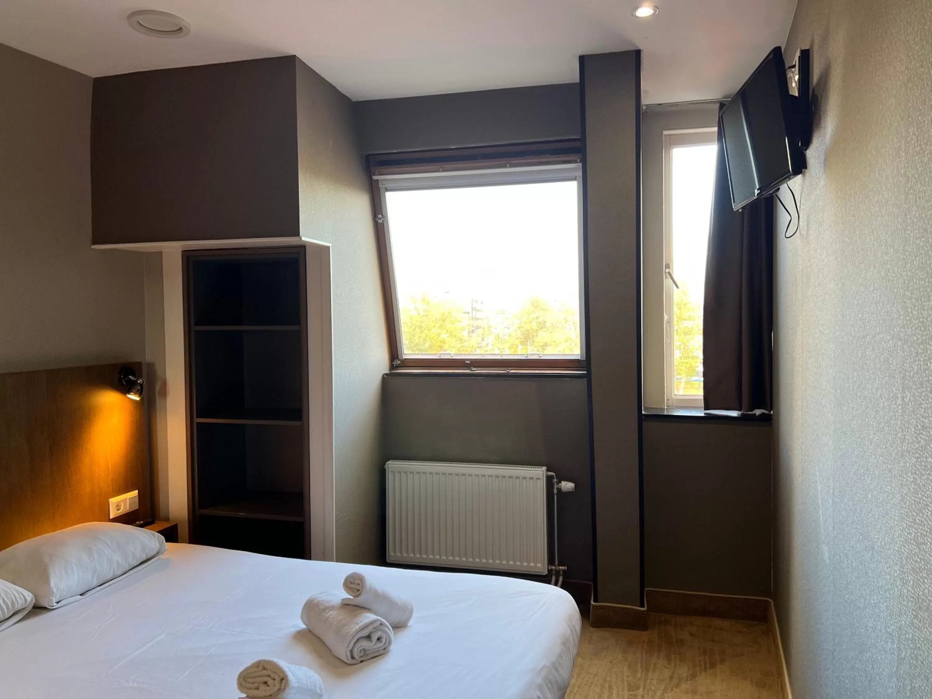 Photo of the whole room, Bed in Blossoms City Hotel