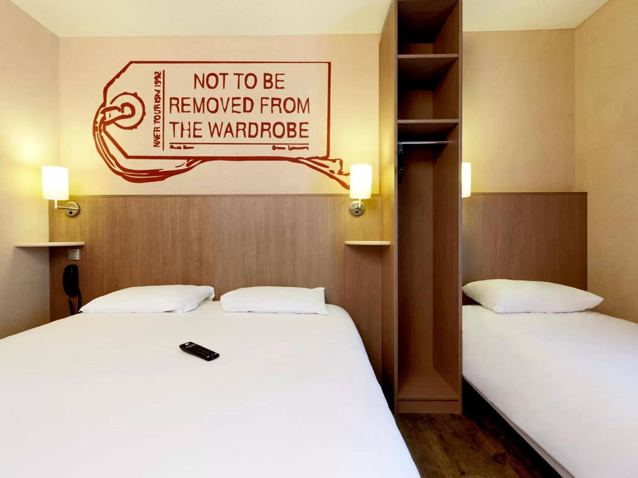 Bathroom, Bed in Brit Hotel Essentiel Cholet