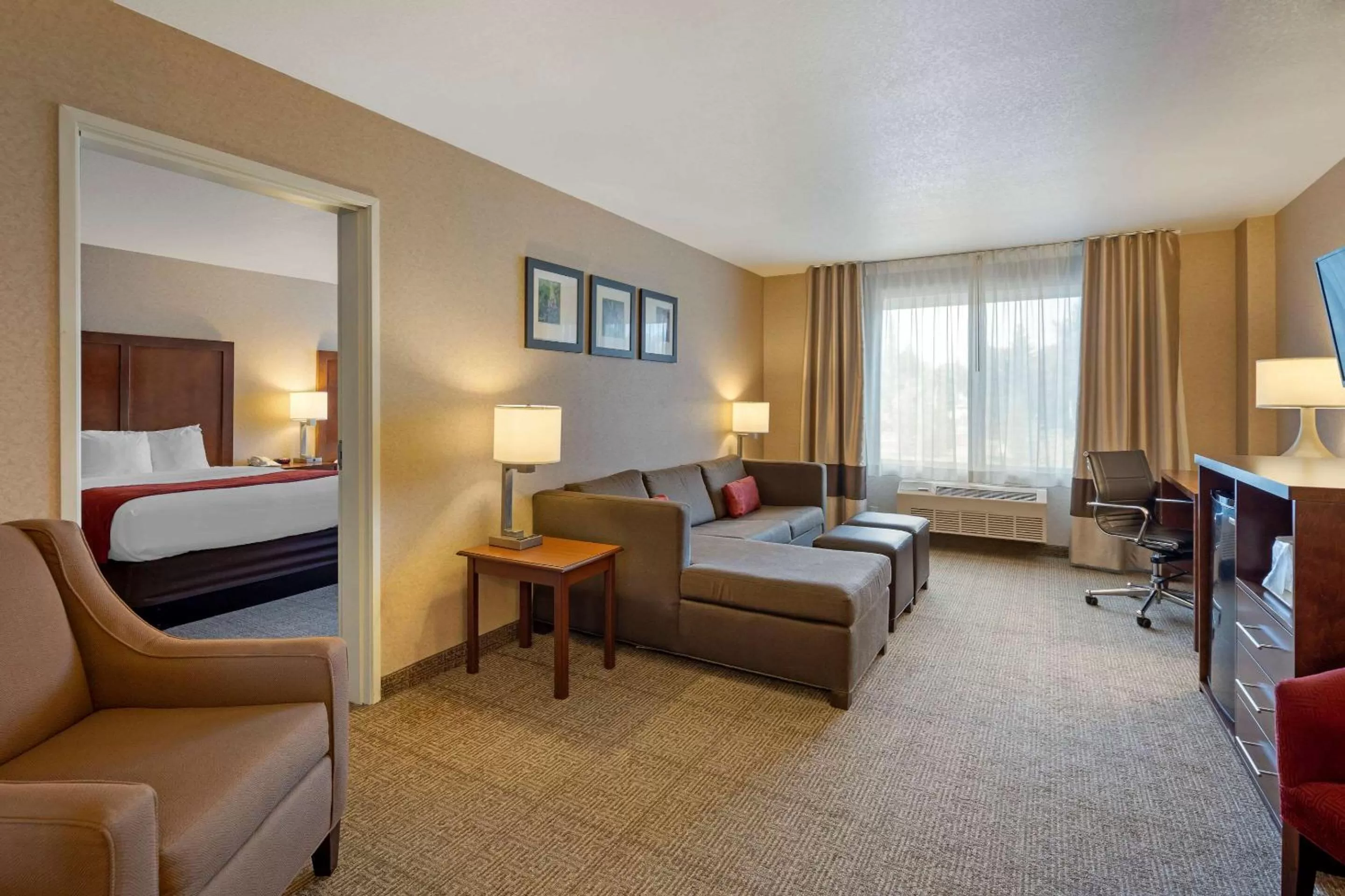 Photo of the whole room, Bed in Comfort Suites Anchorage International Airport