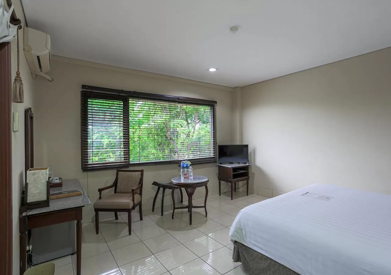Mountain view, Bed in The Jayakarta Suites Komodo Flores