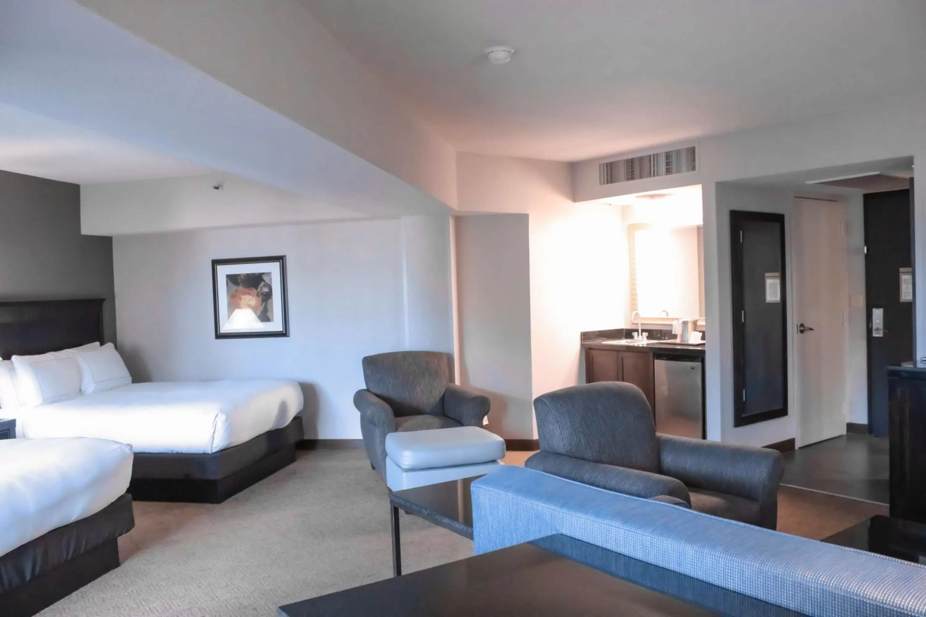Living room, Bed in Doubletree by Hilton Phoenix Mesa