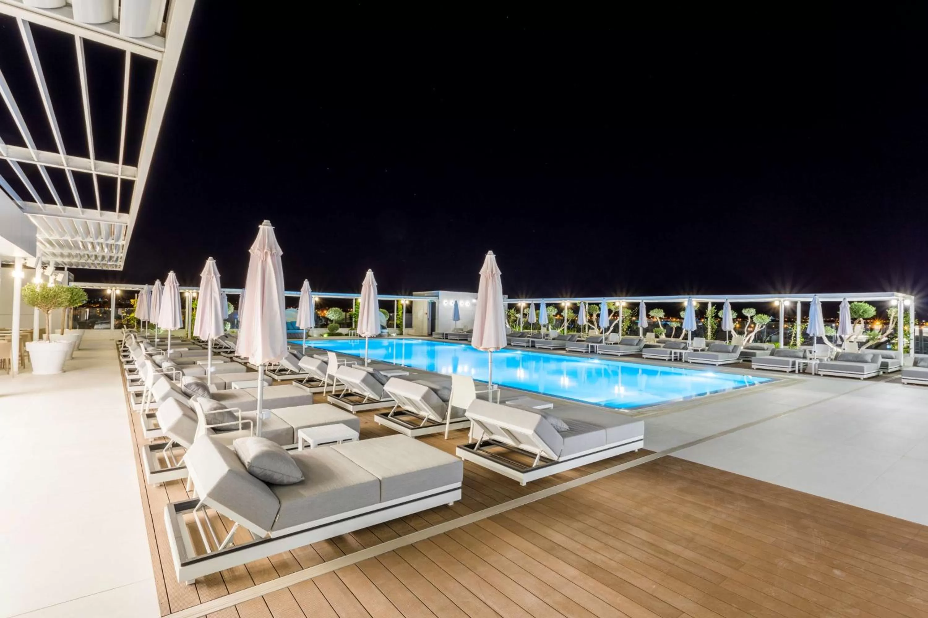 Lounge or bar in Radisson Blu Hotel, Larnaca