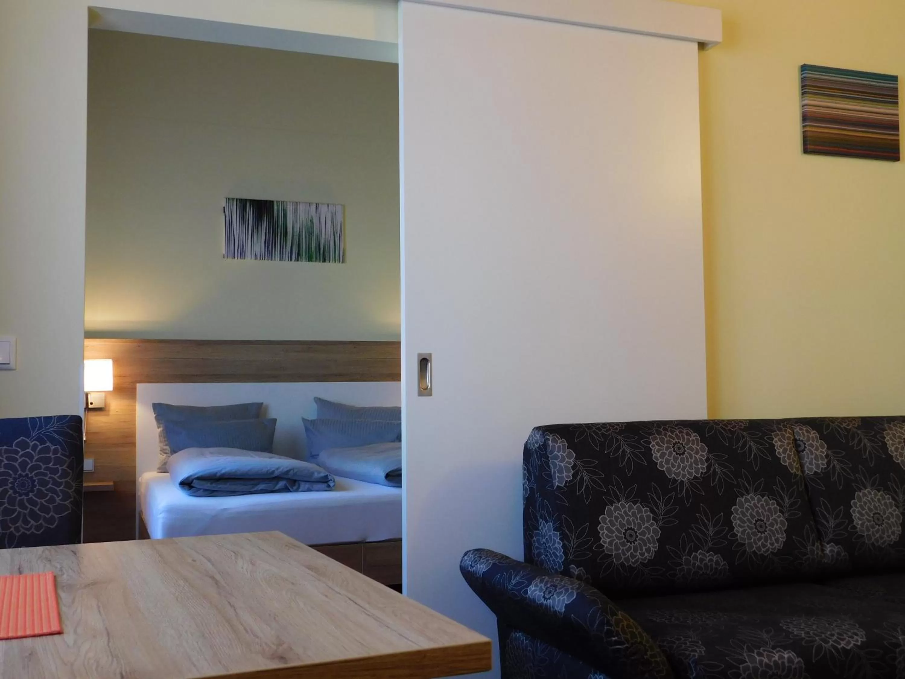 Living room, Bed in Hotel KonradP Holzkirchen