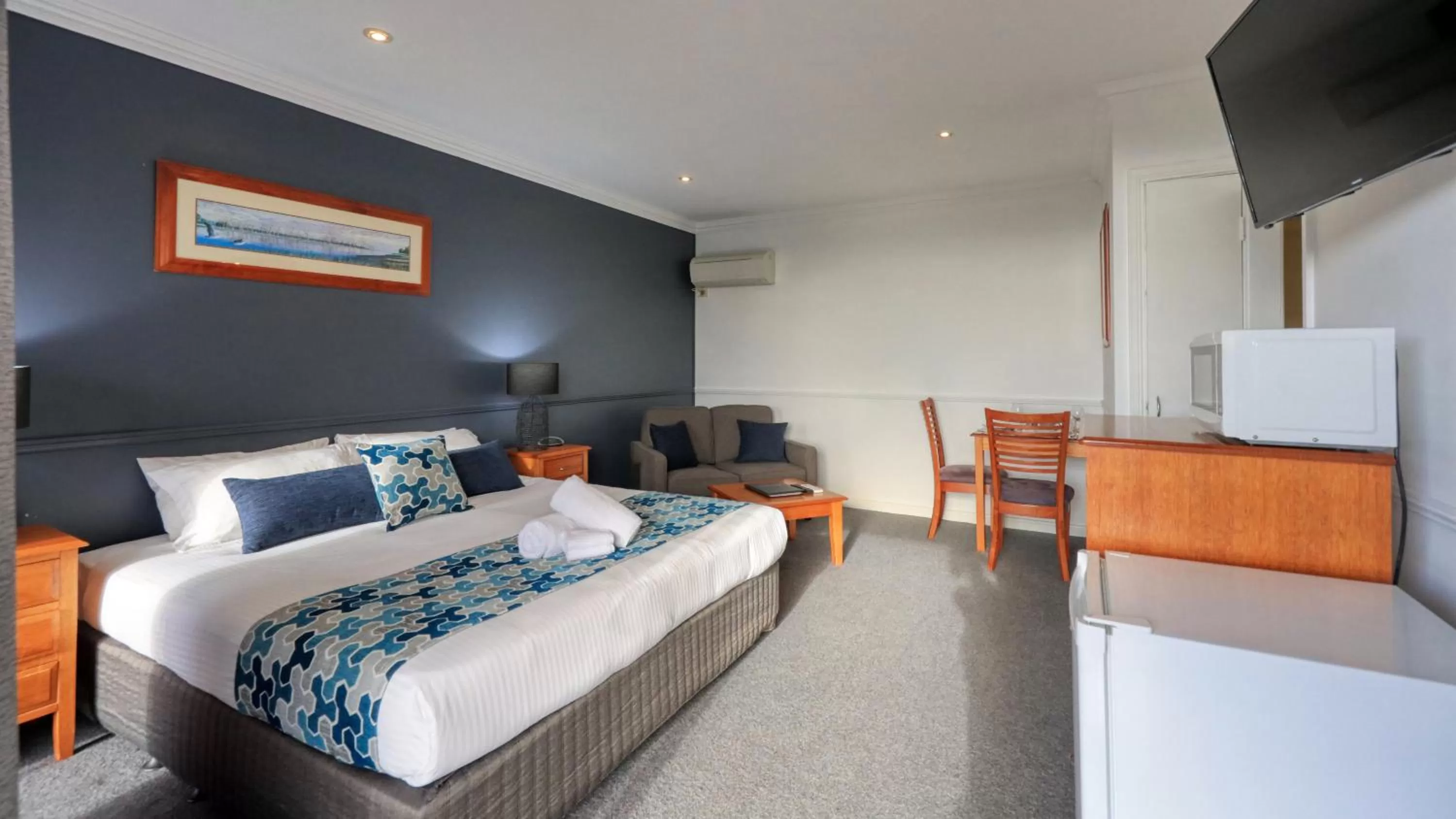 minibar, Bed in Hilltop Motel