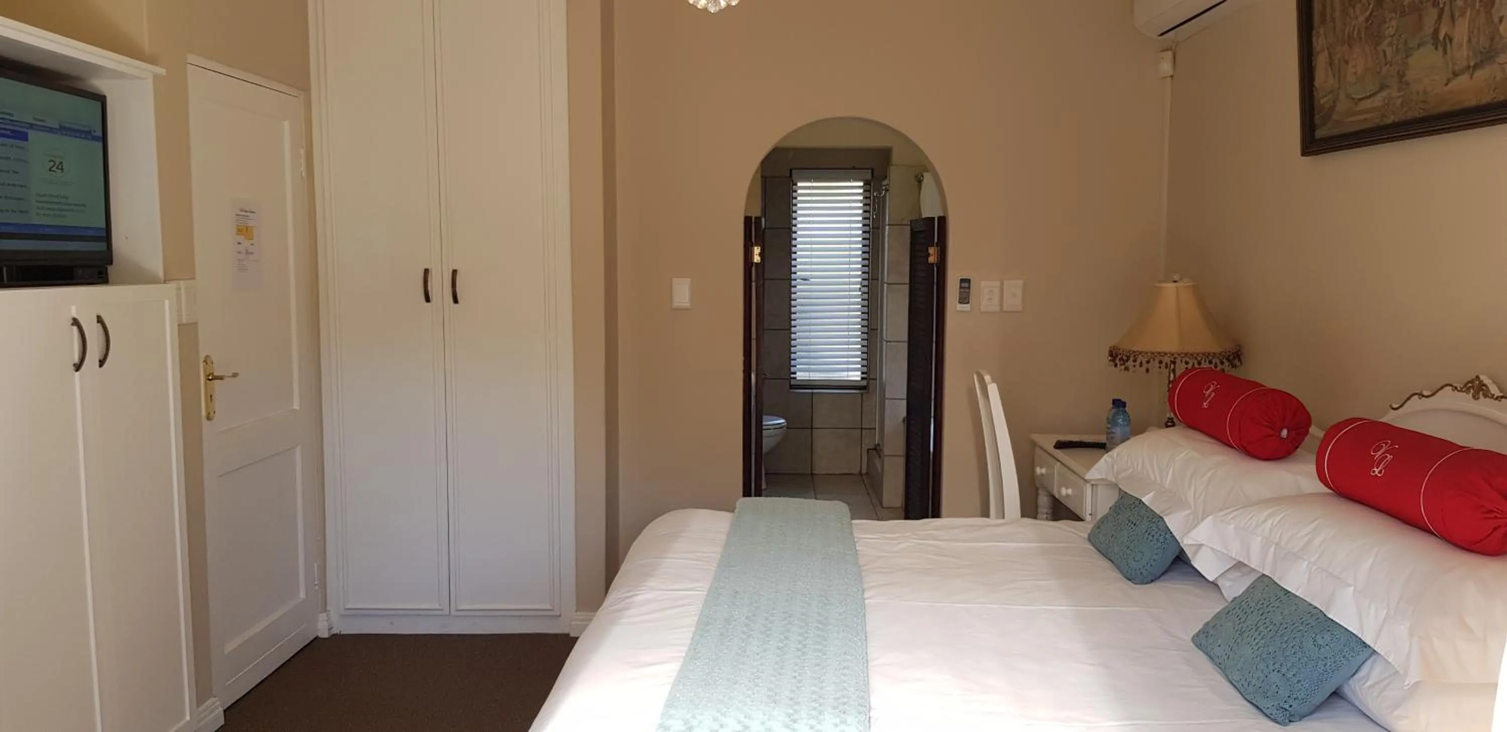 Photo of the whole room, Bed in Villa Lugano Guesthouse