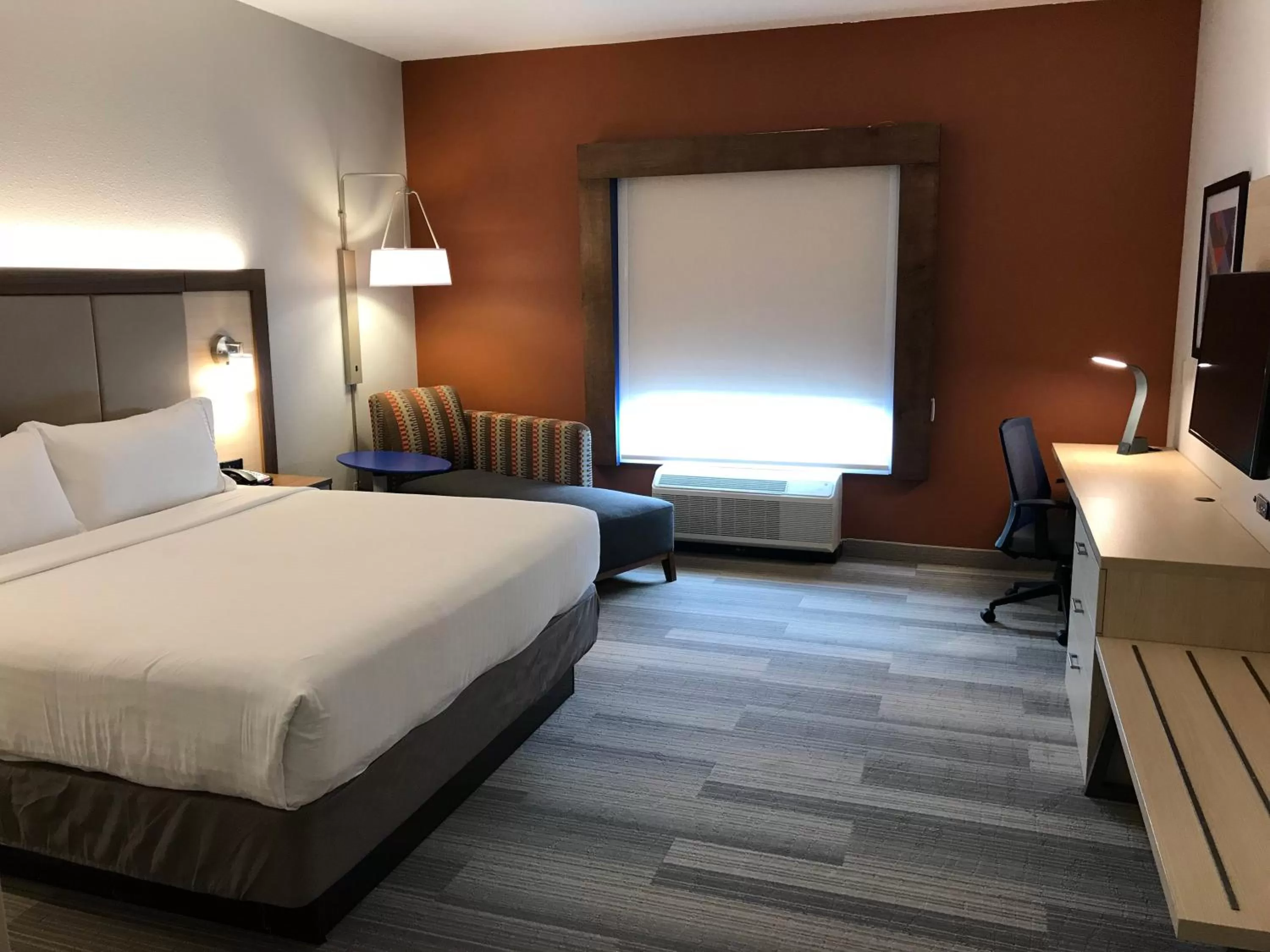 Photo of the whole room, Bed in Holiday Inn Express Orlando - South Davenport by IHG
