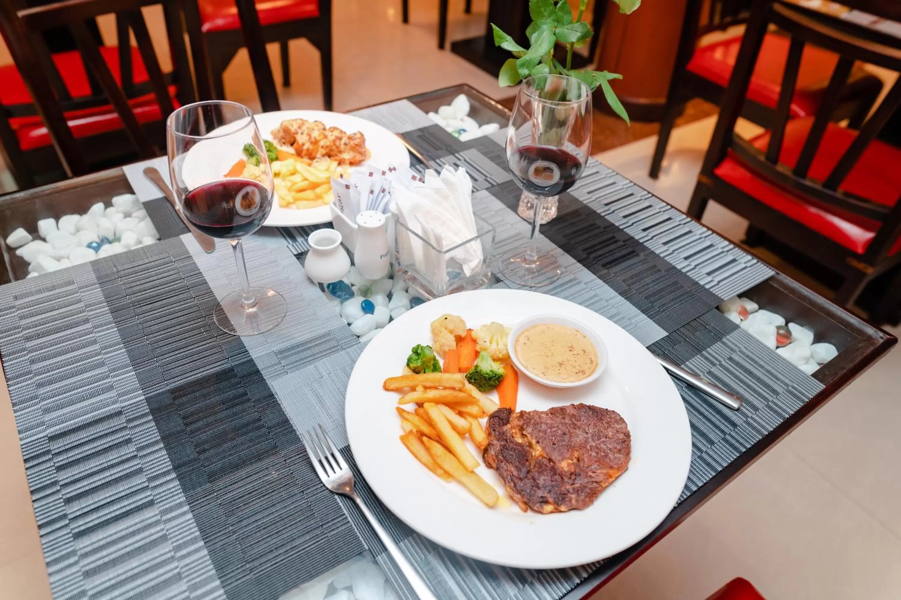 Food and drinks in Silver Mounts Hotel