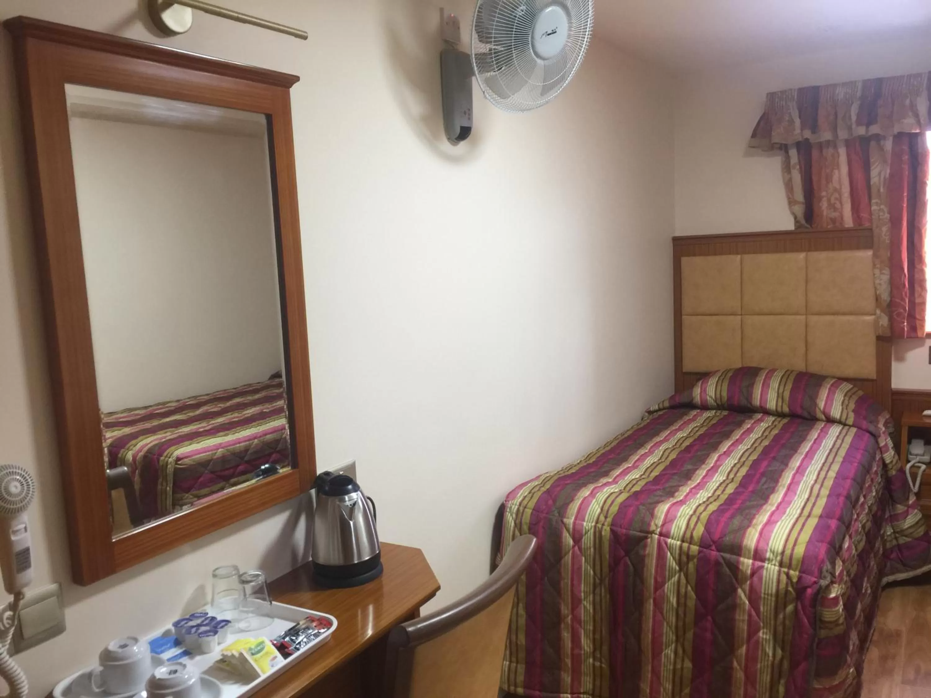 Coffee/tea facilities, Bed in White House Hotel