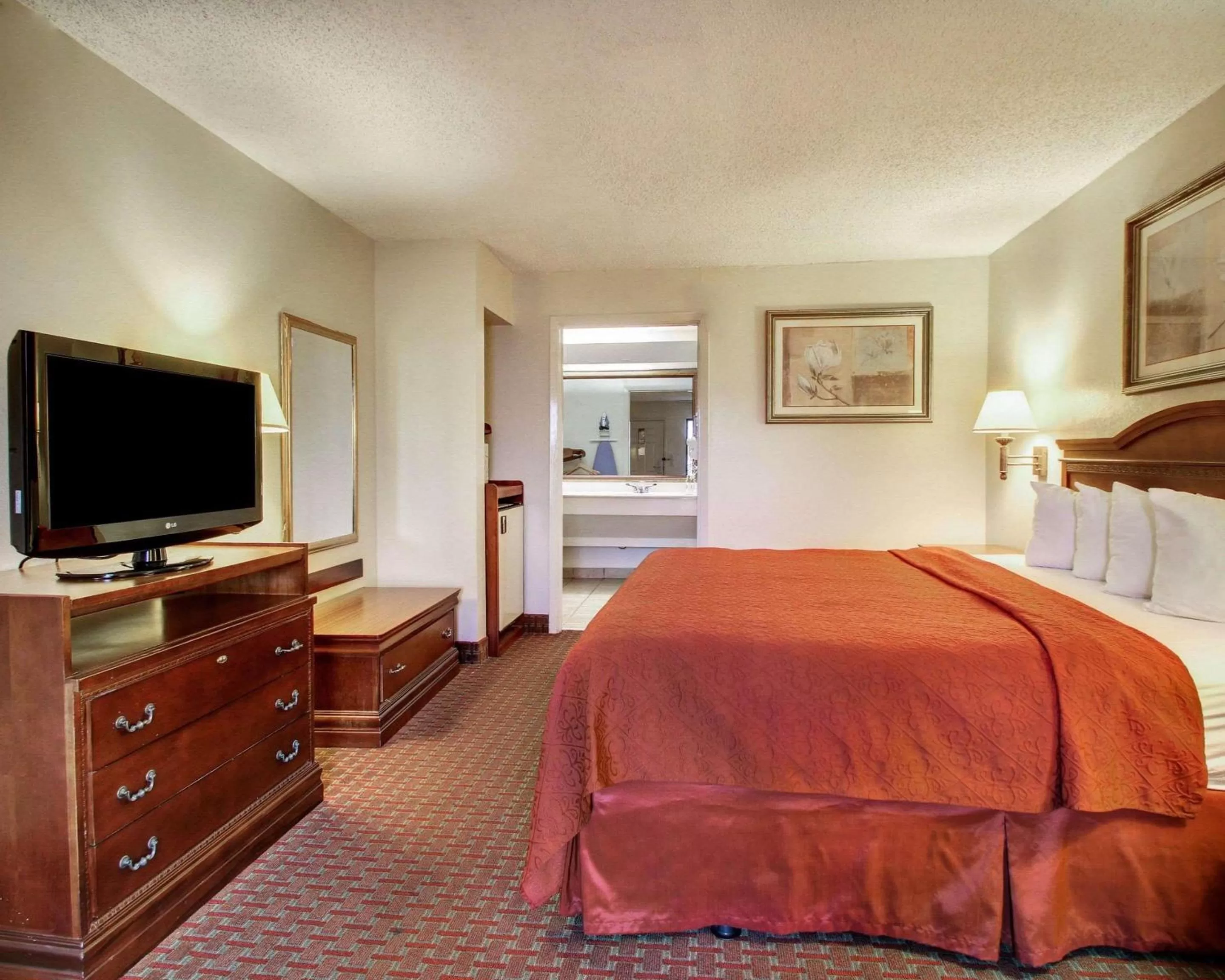 Photo of the whole room, Bed in Quality Inn & Suites Clinton - Jackson West