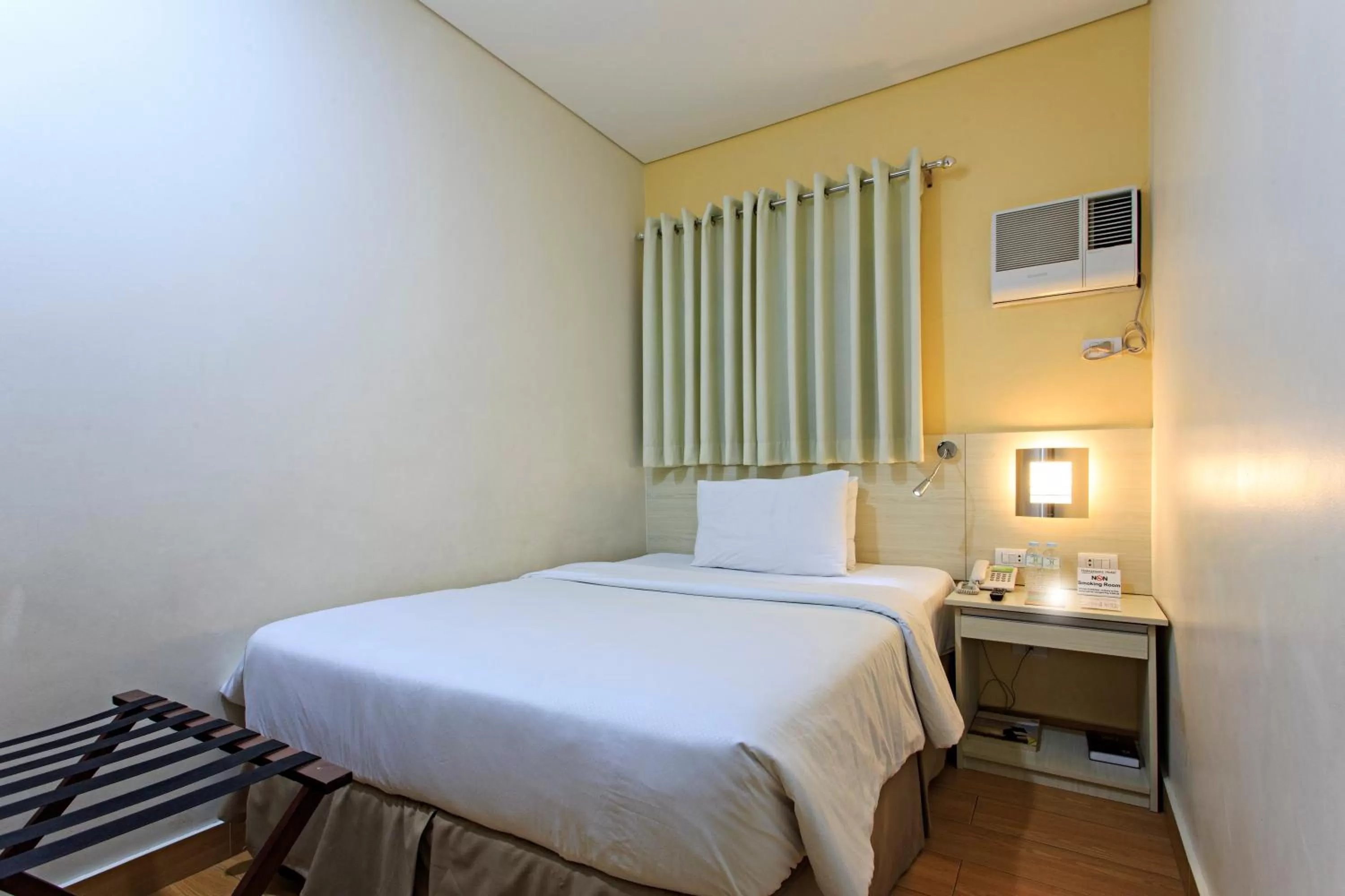 Bed in Hamersons Hotel Cebu