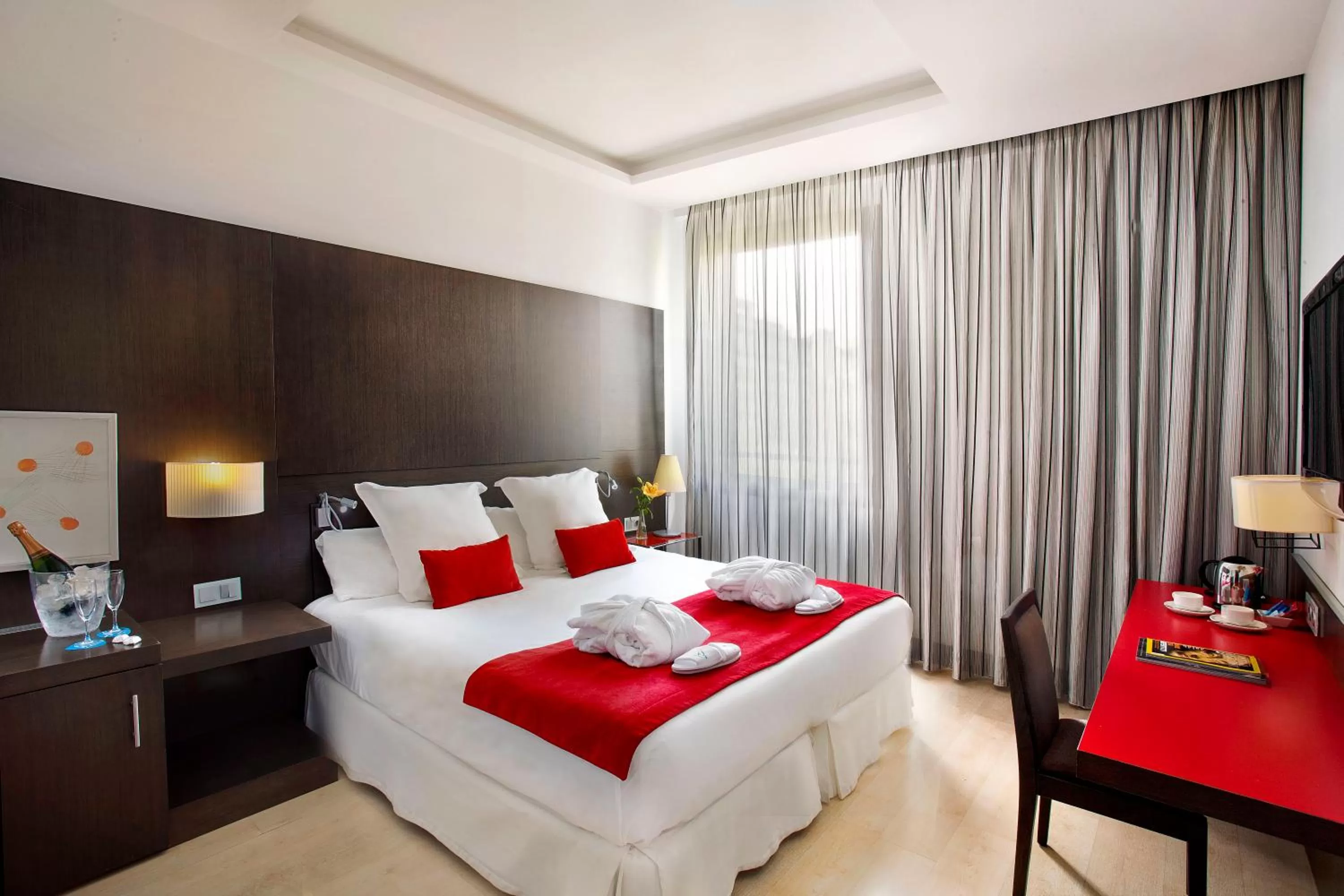 Photo of the whole room, Bed in Grupotel Gran Via 678