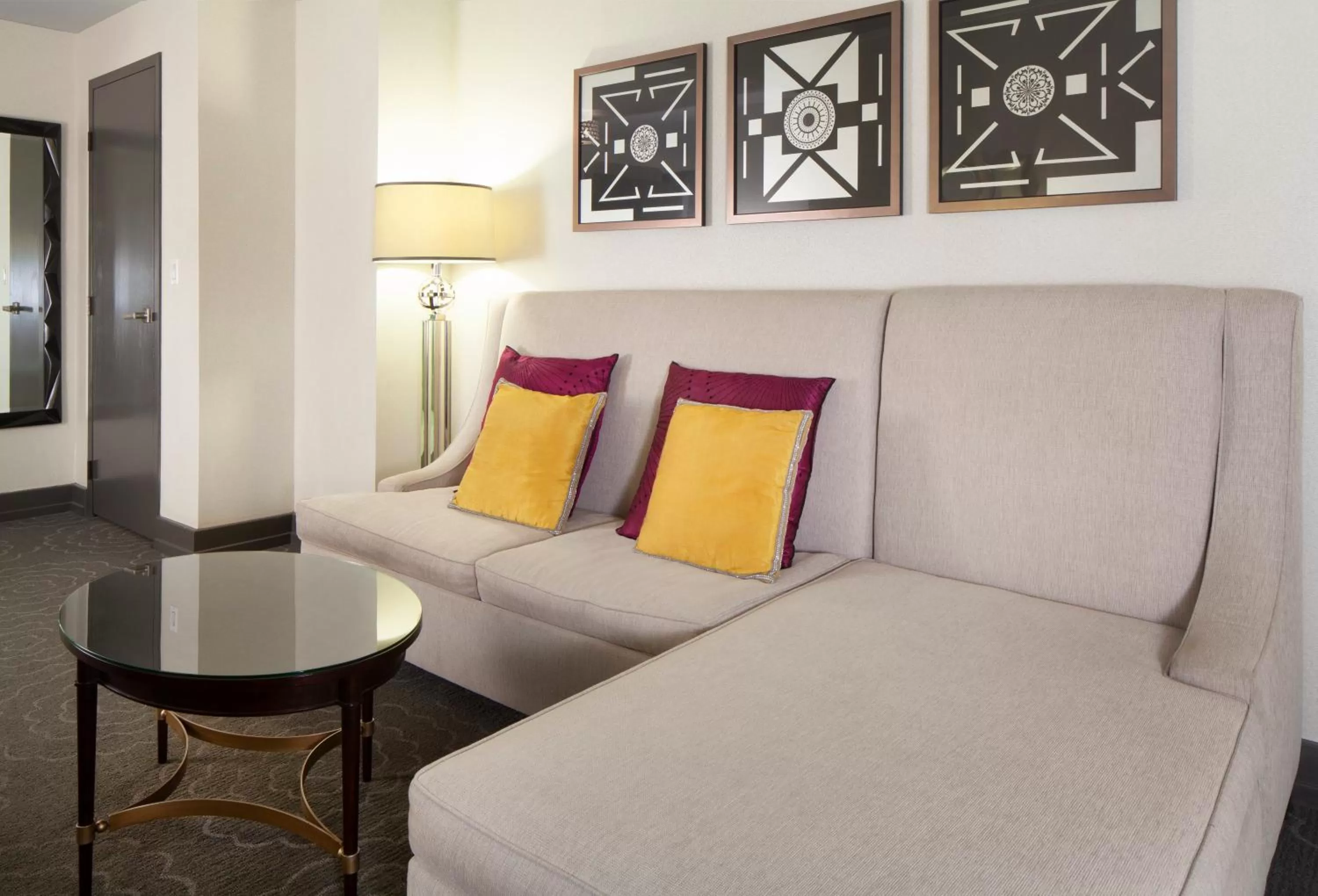 Living room in Silversmith Hotel Chicago Downtown