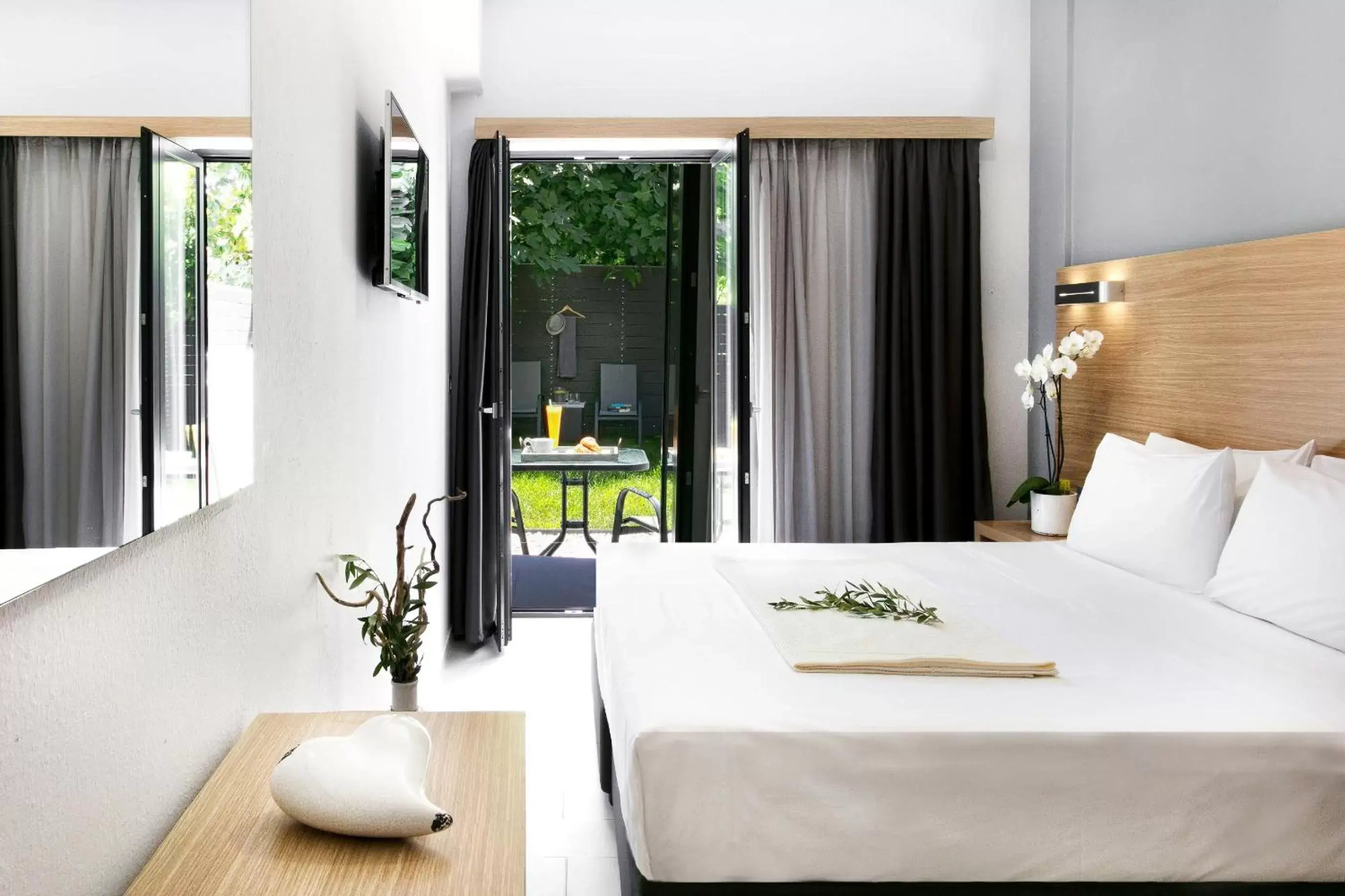 Photo of the whole room, Bed in Atlas Skiathos Photo of the whole room, Bed in Atlas Skiathos