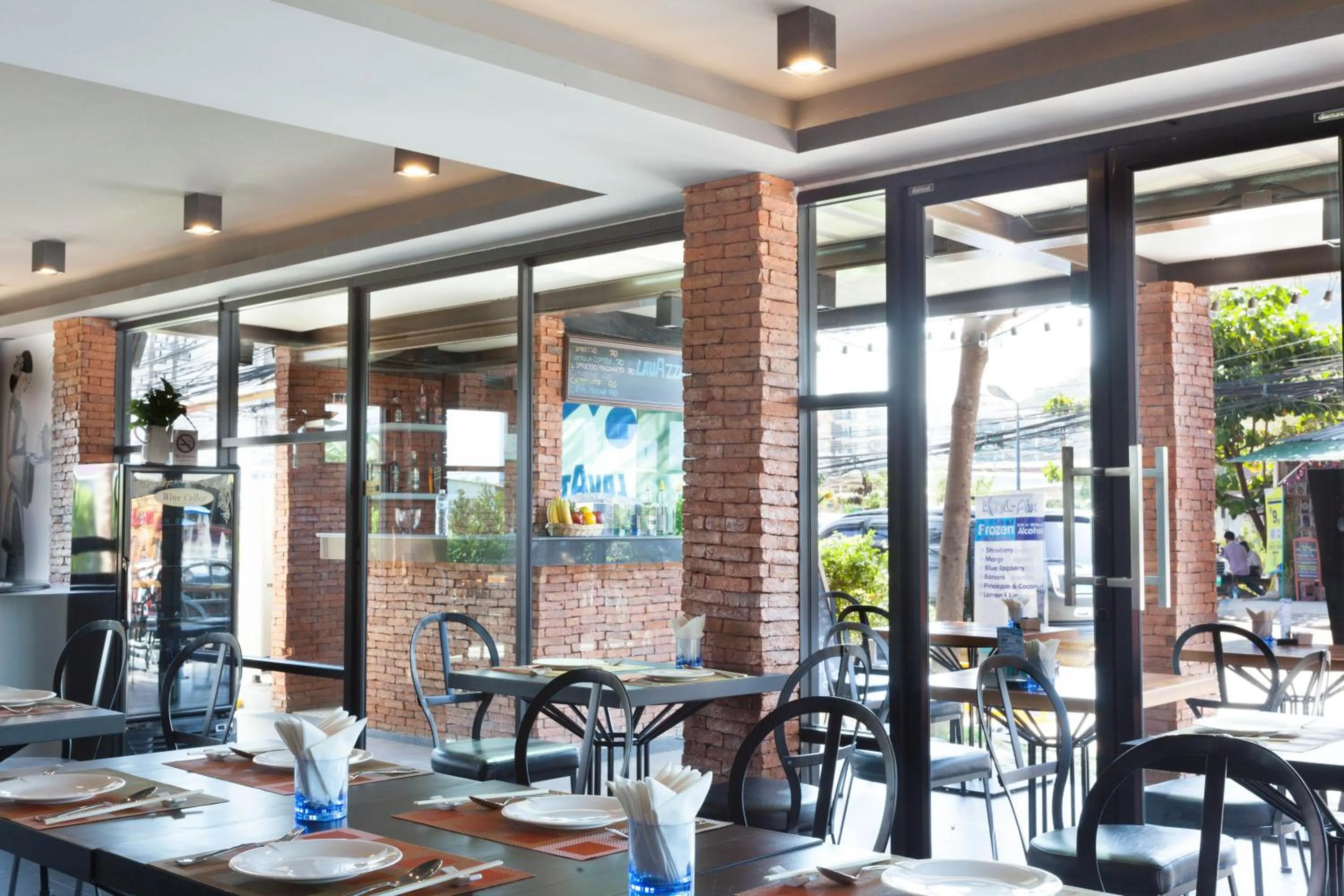 Restaurant/places to eat in Mazi Design Hotel by Kalima