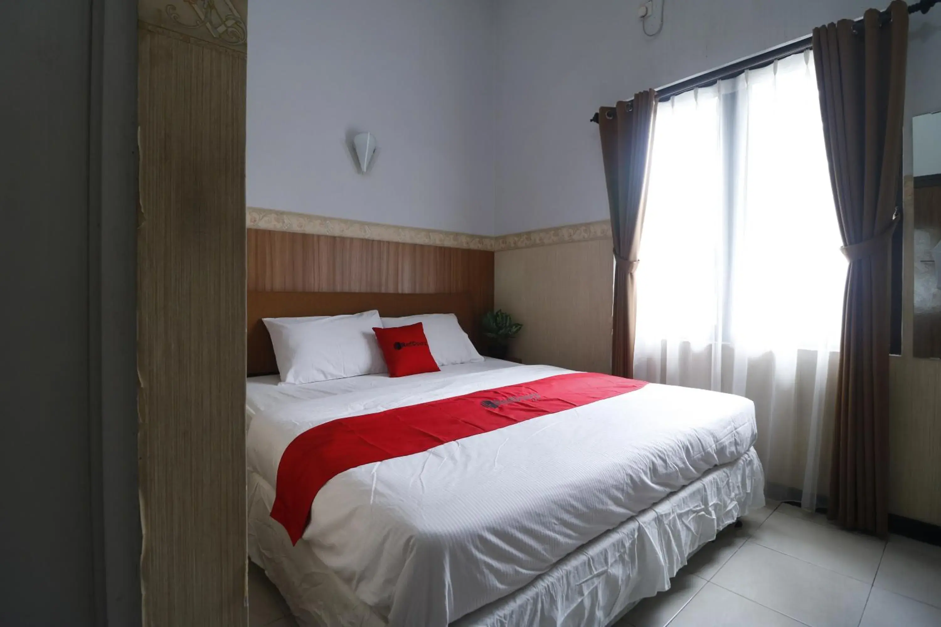 Double Room in RedDoorz Plus near Undip Tembalang Double Room in RedDoorz Plus near Undip Tembalang