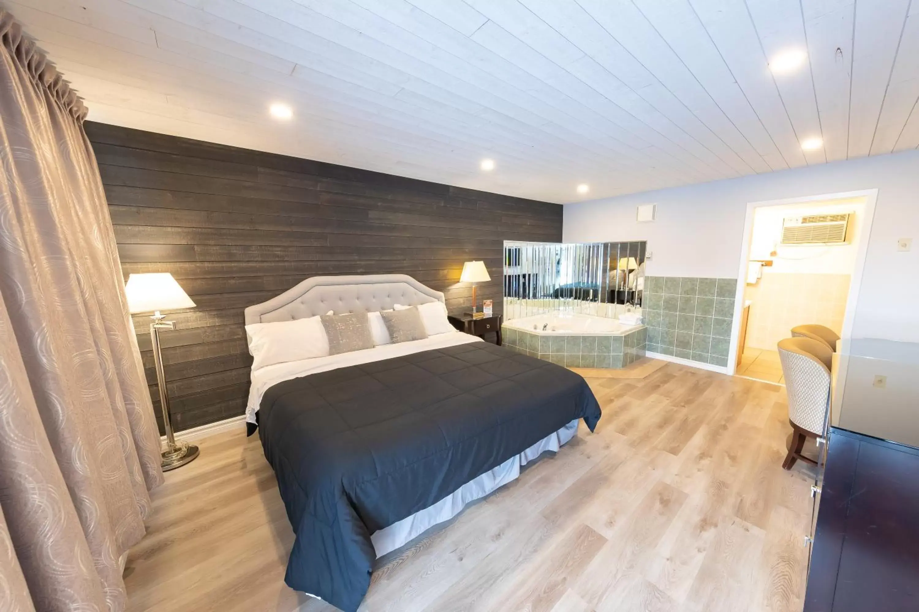 Honeymoon Suite in Choice Inn by the falls Honeymoon Suite in Choice Inn by the falls