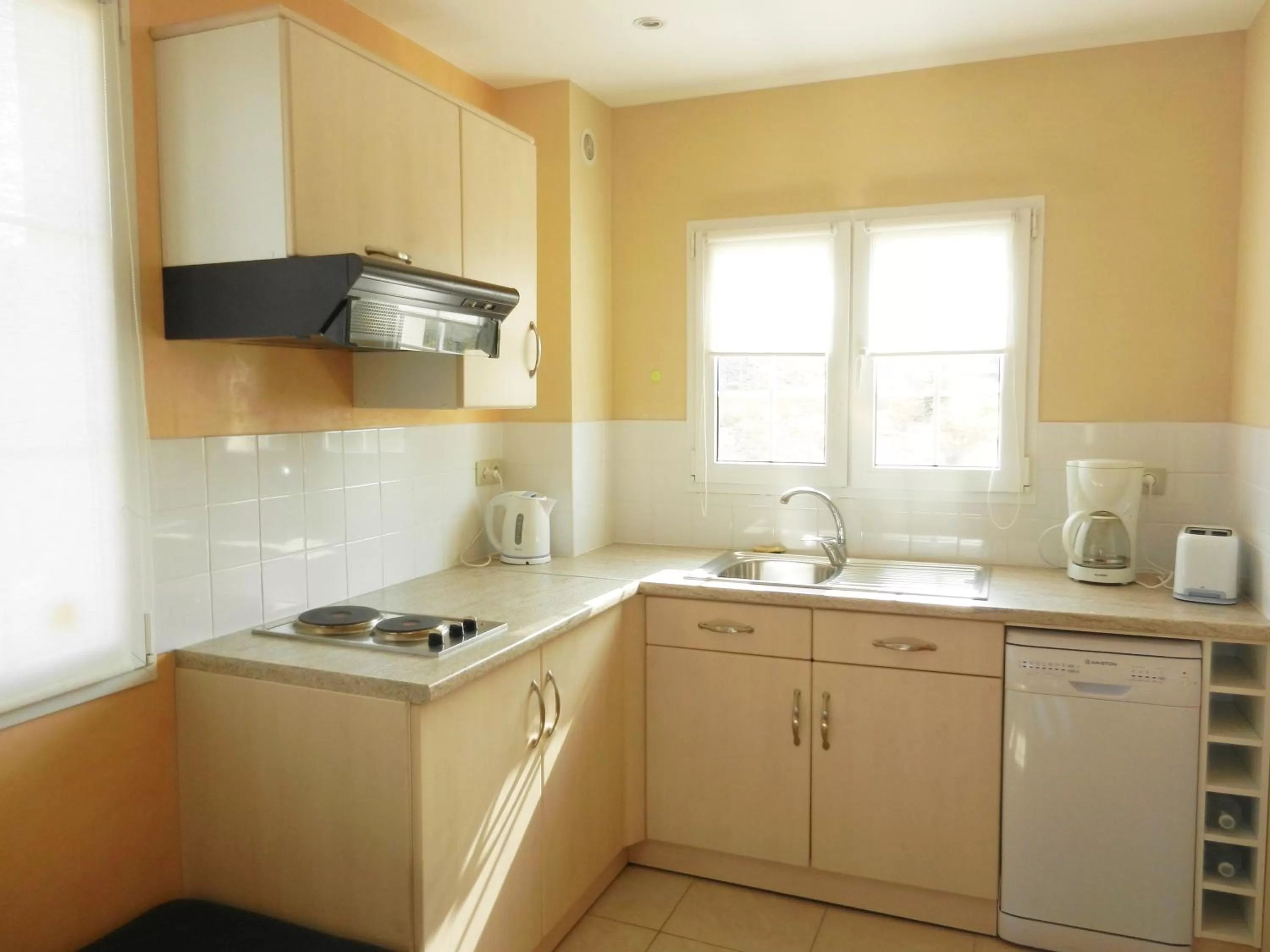 Kitchen or kitchenette, Kitchen/Kitchenette in Hôtel Résidence Normandy Country Club by Popinns