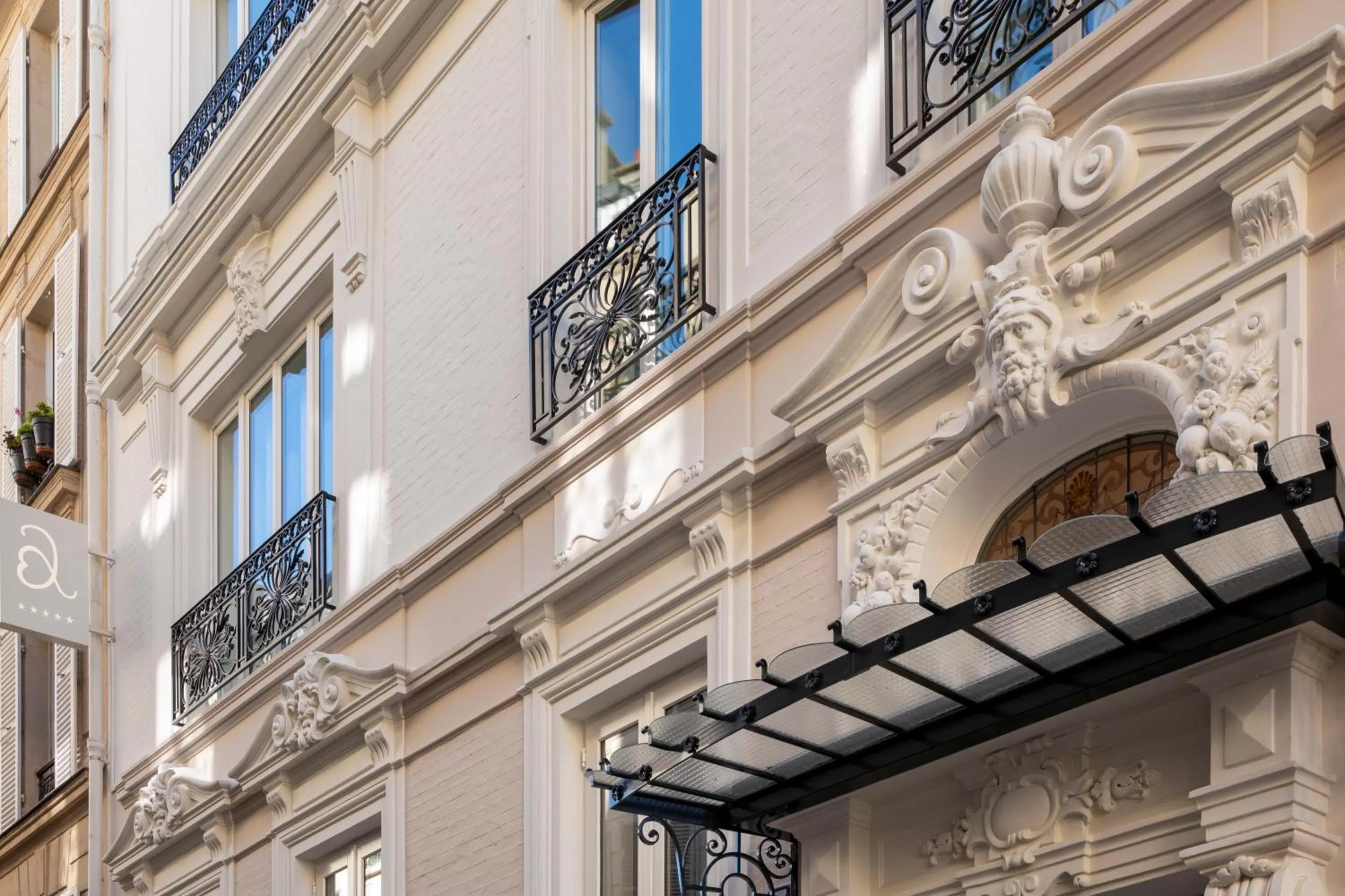 Property building in Paris j'Adore Hotel & Spa