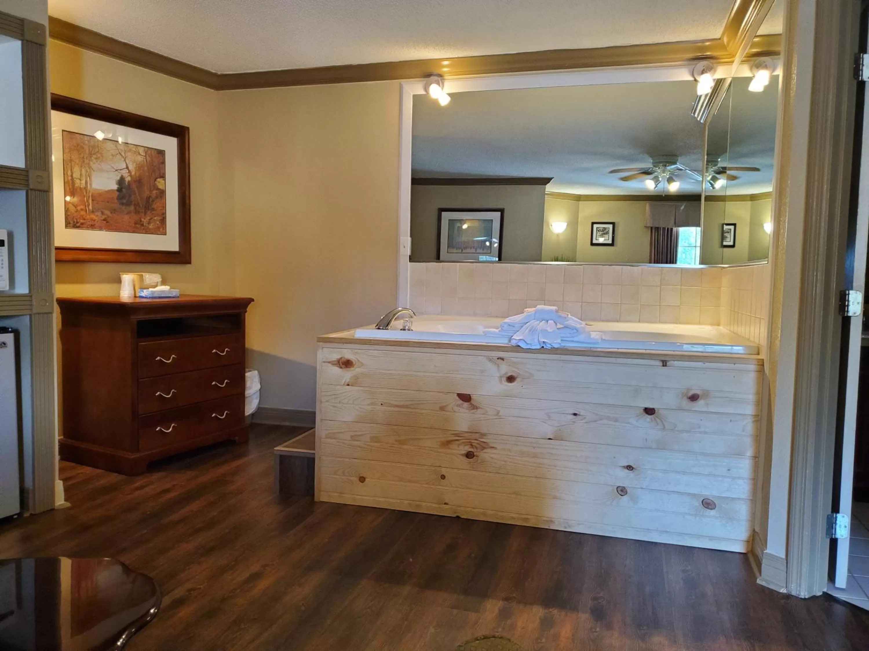Bathroom in Colonial House Motel