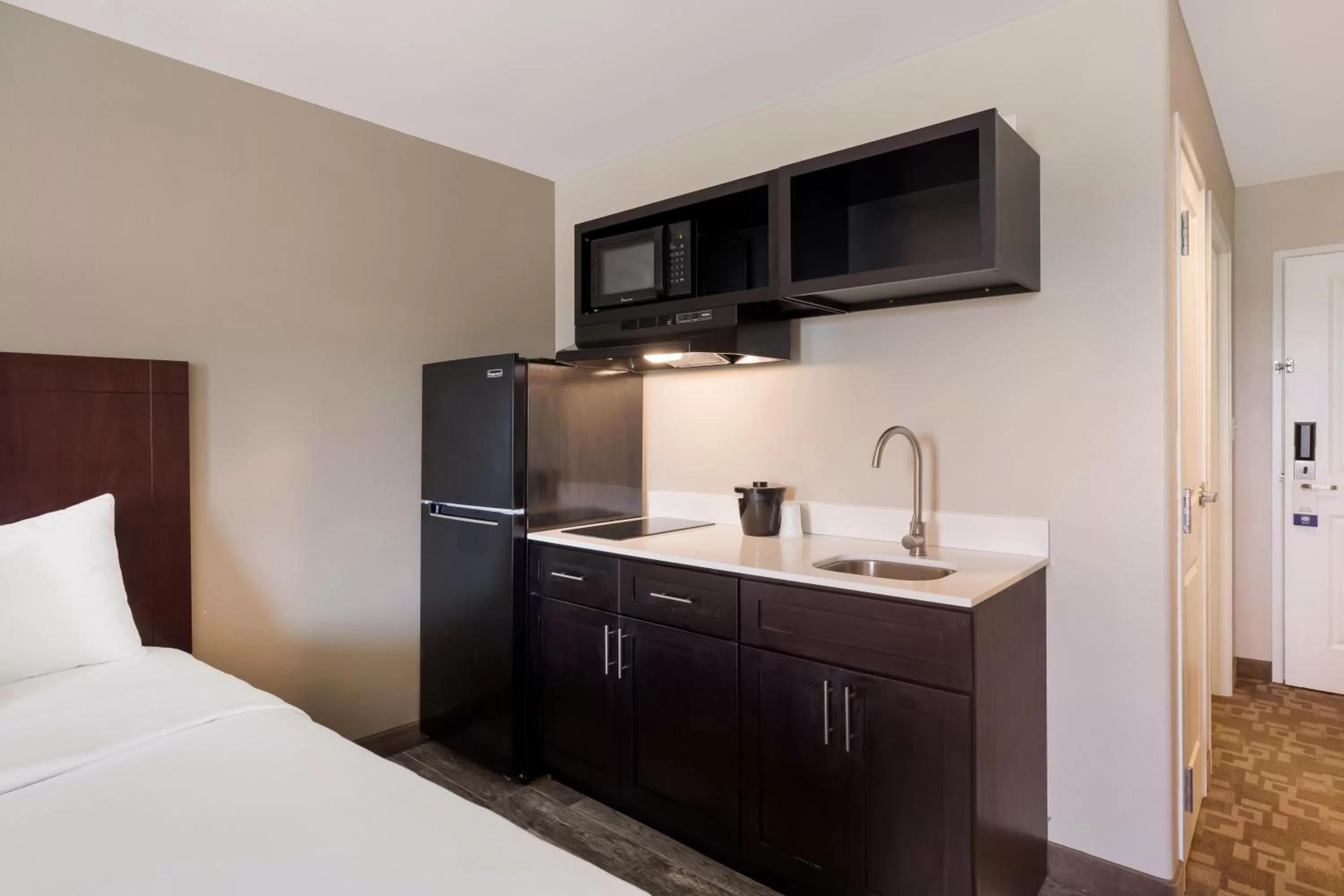Kitchen or kitchenette, Bed in Suburban Studios Berwick - Morgan City