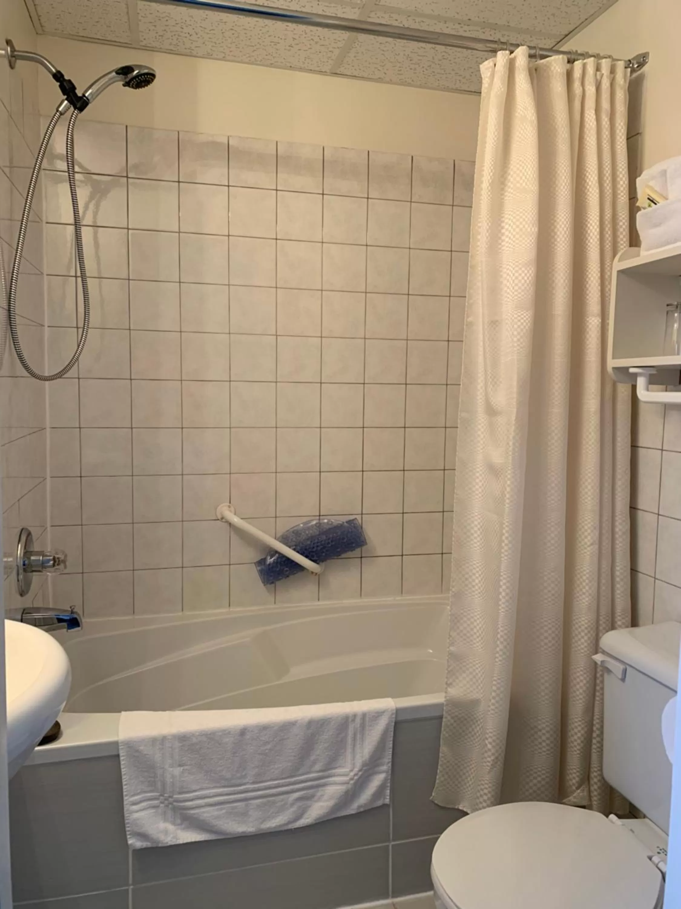 Bathroom in Auberge la Rosepierre bistro Henri