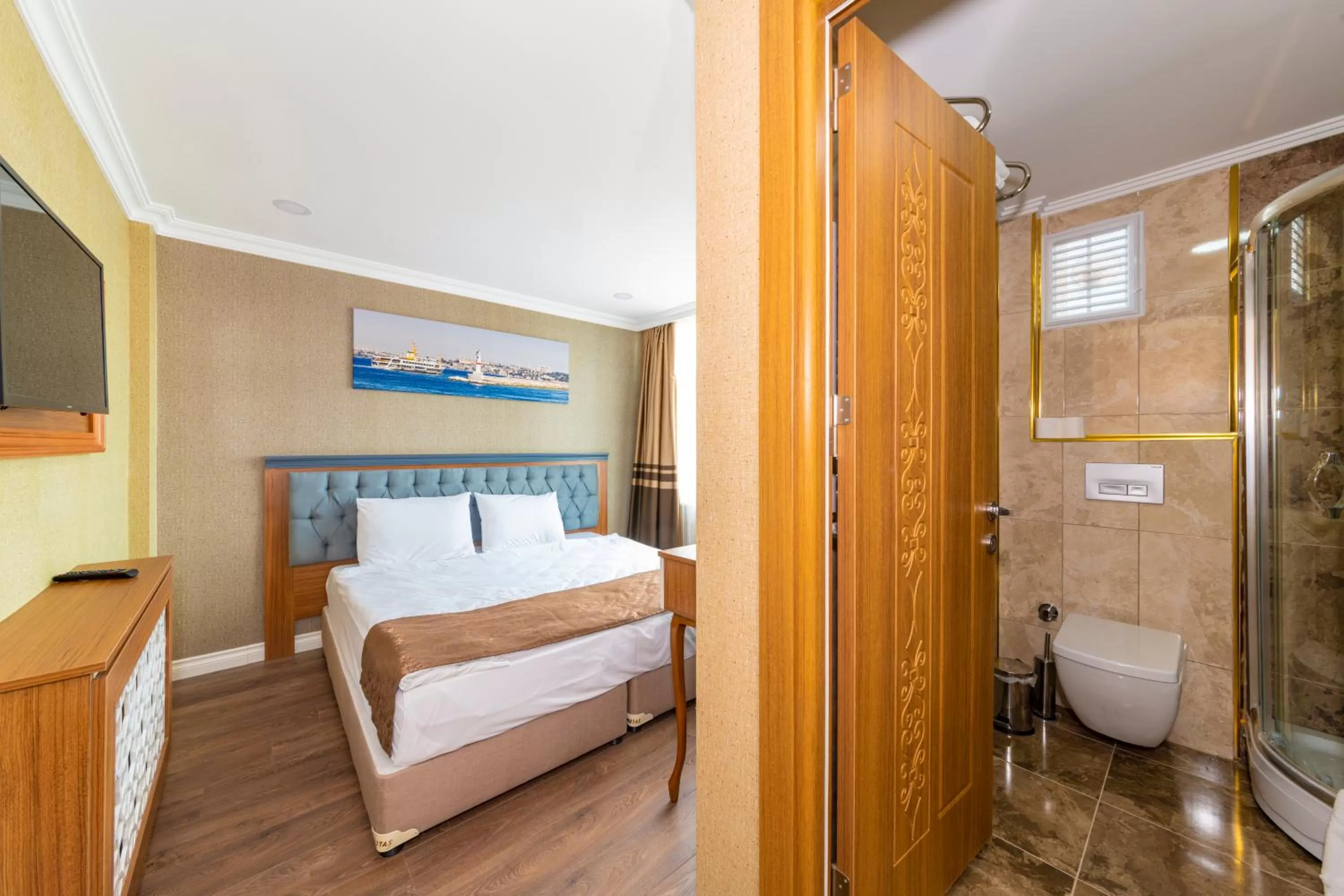 Shower, Bed in Golden Sand Hotel