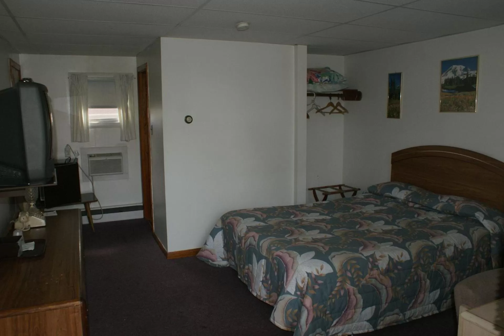 Day, Bed in Northern Peaks Motor Inn