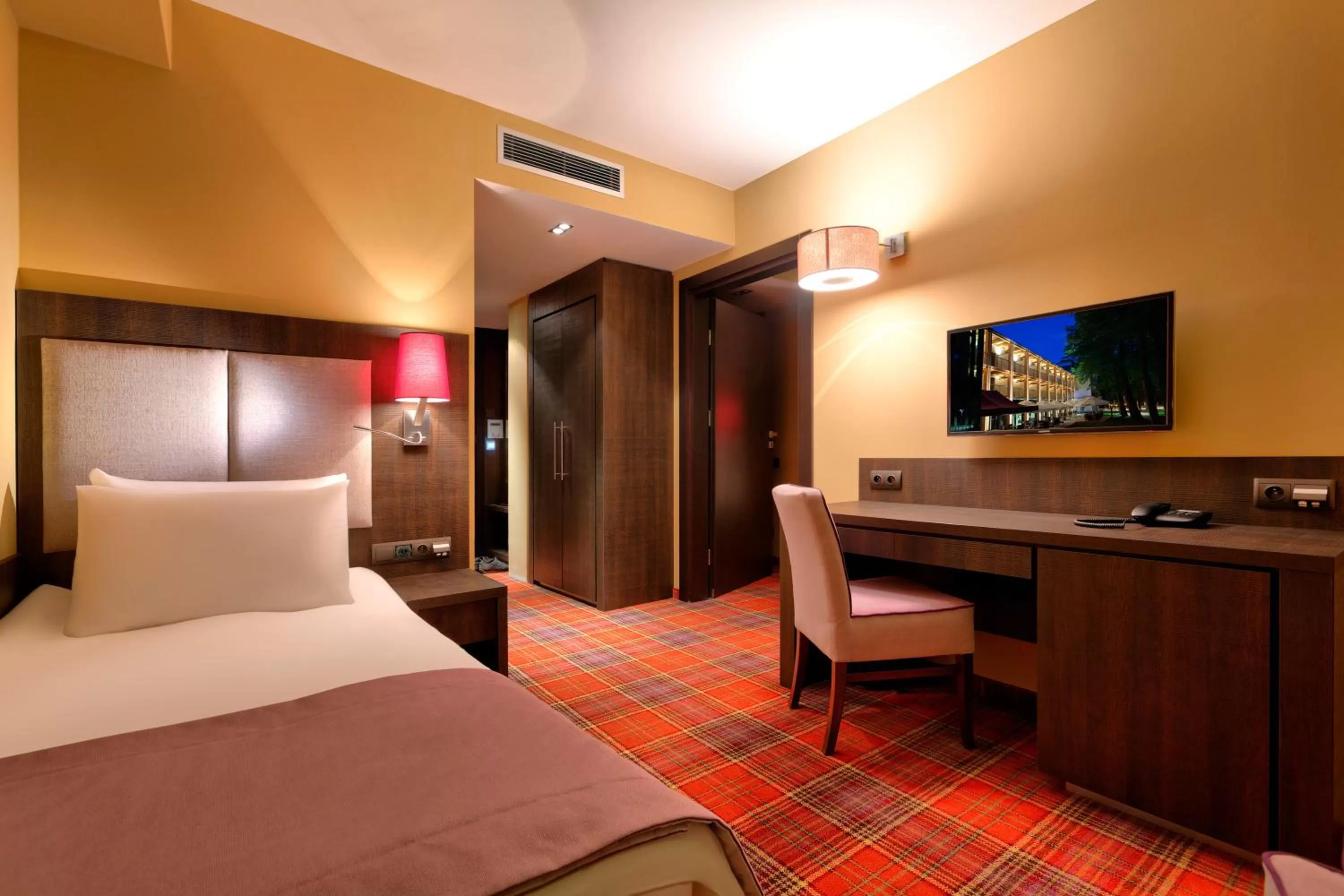 Bedroom, Bed in Bristol Art & Medical SPA