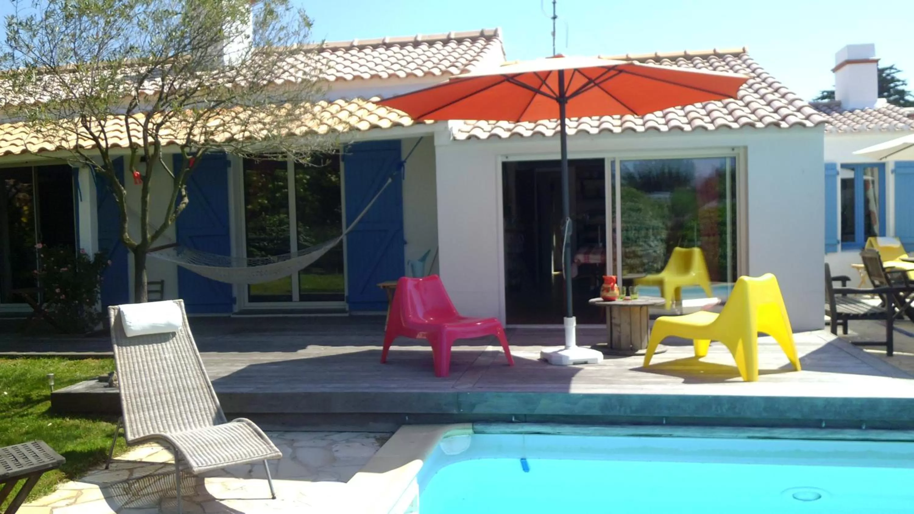 Swimming pool in Les Yeux Bleus Bed & Breakfast