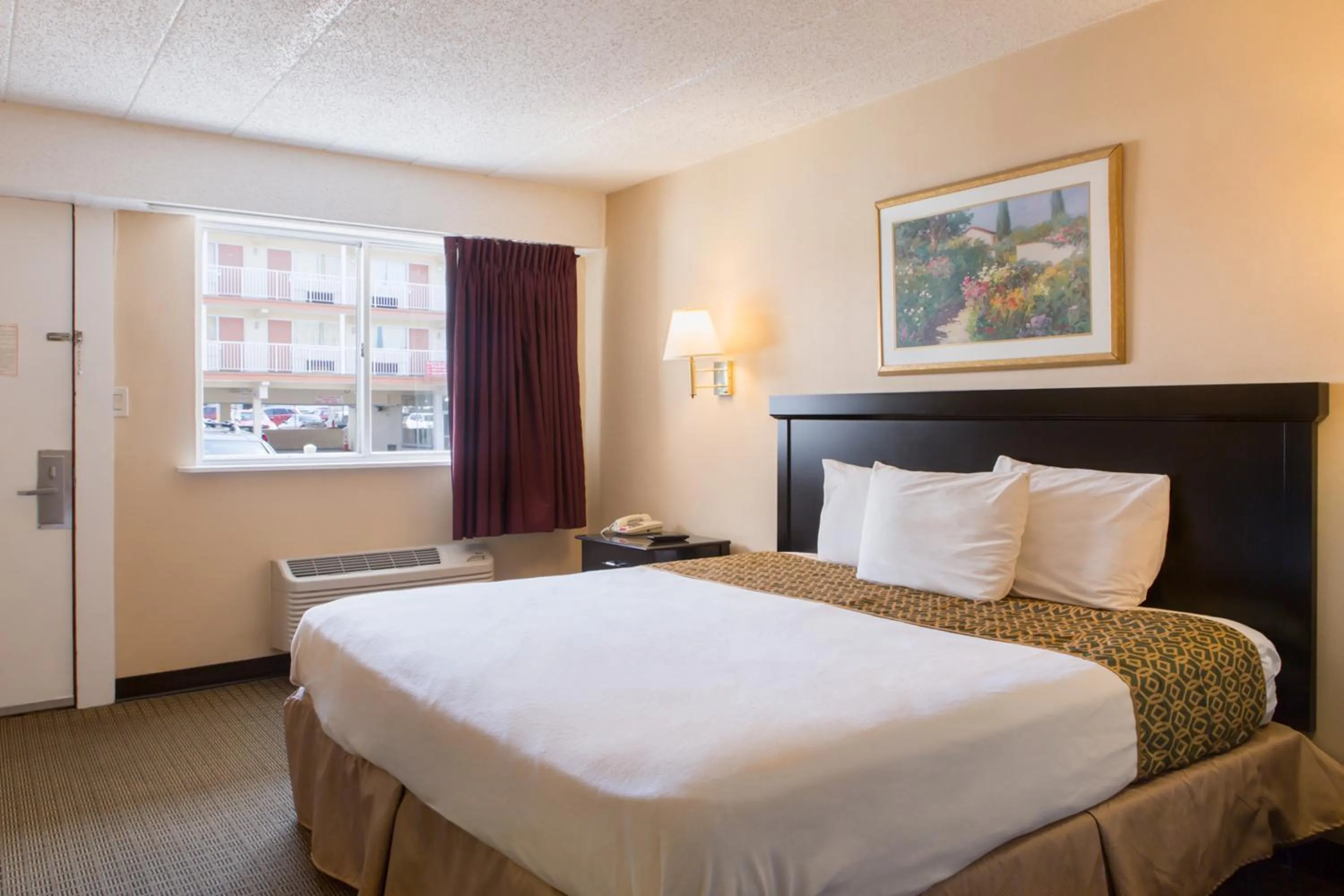 Day, Bed in Atlantic Motor Inn Near Boardwalk