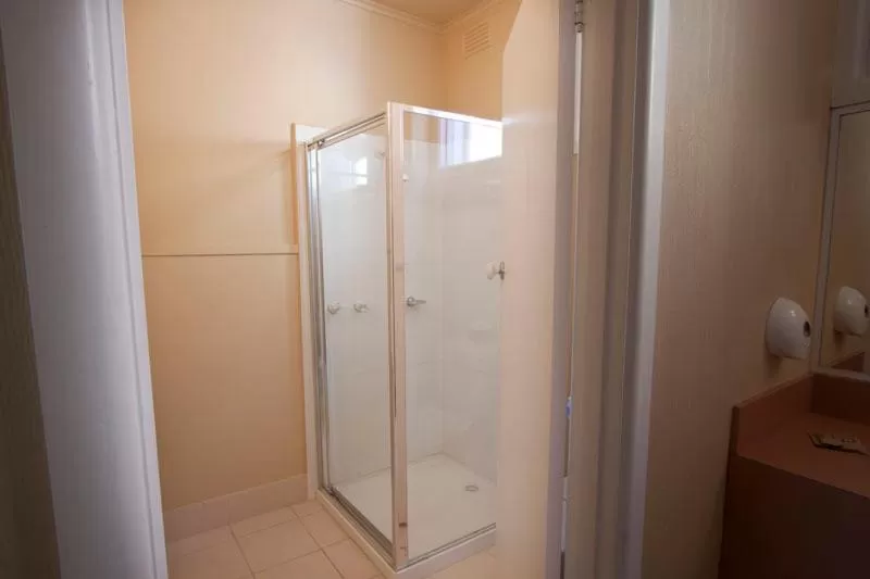 Bathroom in Parkville Motel