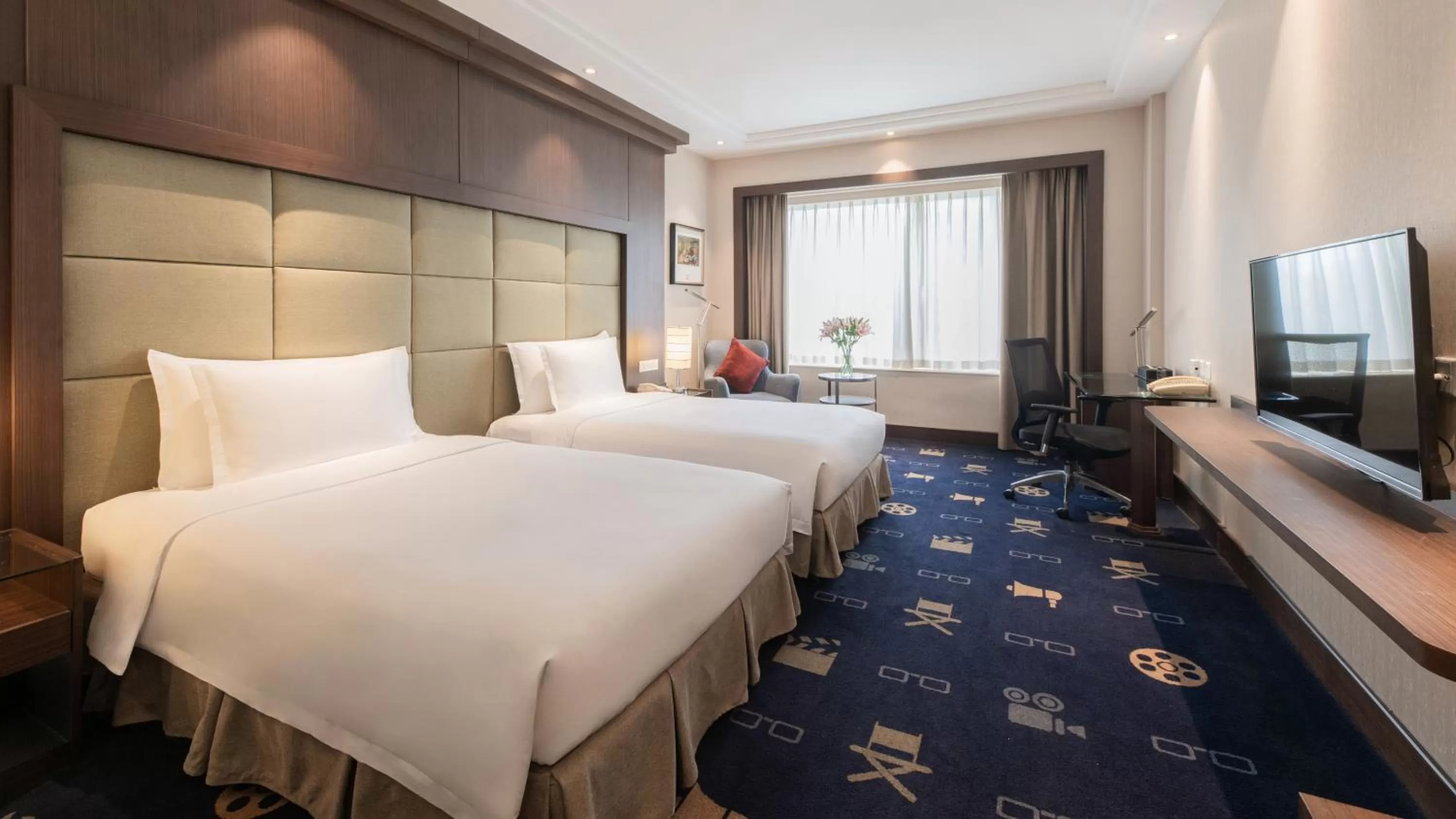 Living room, Bed in Crowne Plaza Shanghai by IHG