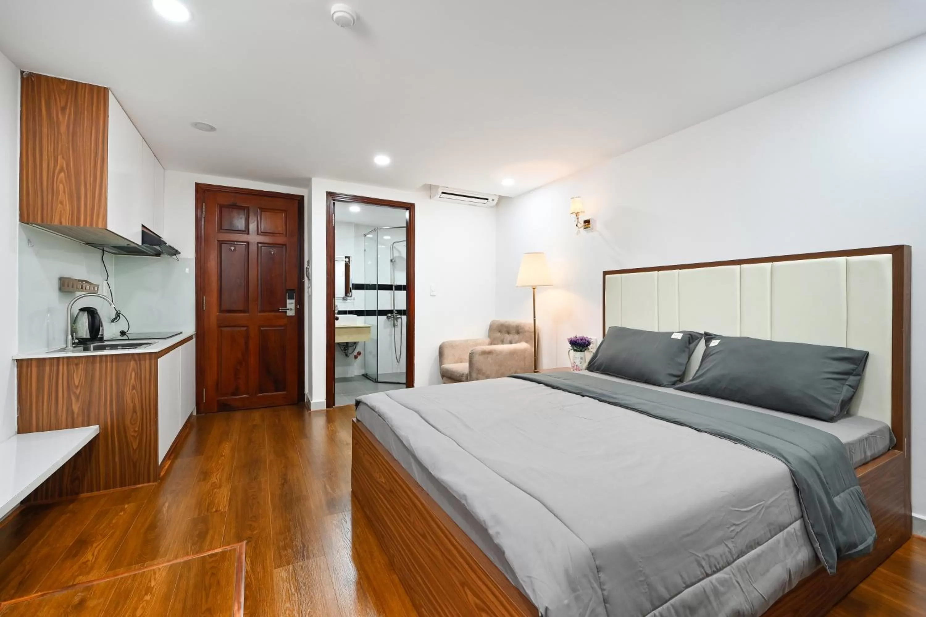 TV and multimedia, Bed in Spring Hill Apartment -The High Class