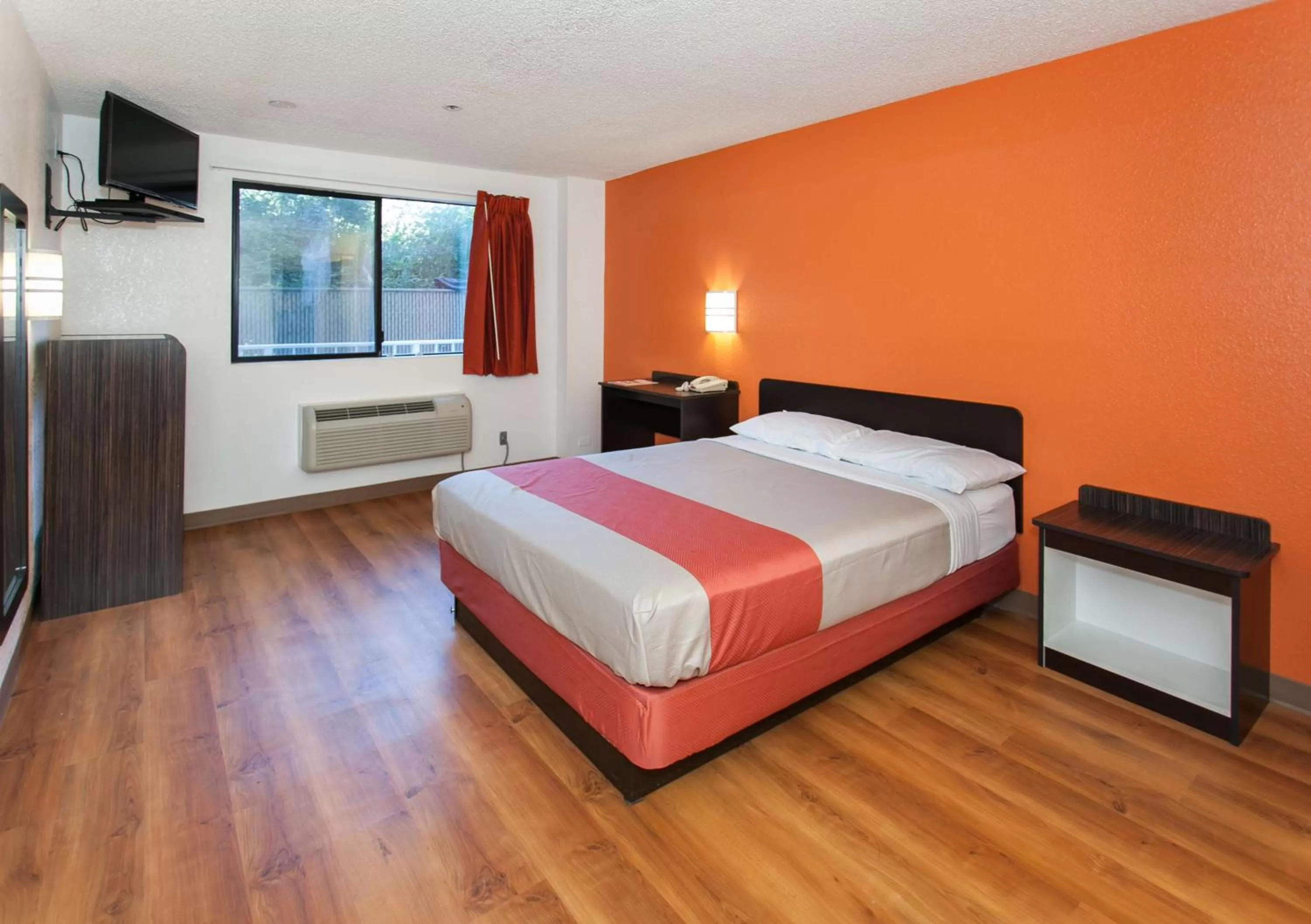 TV and multimedia, Bed in Motel 6-Los Angeles, CA - Los Angeles - LAX