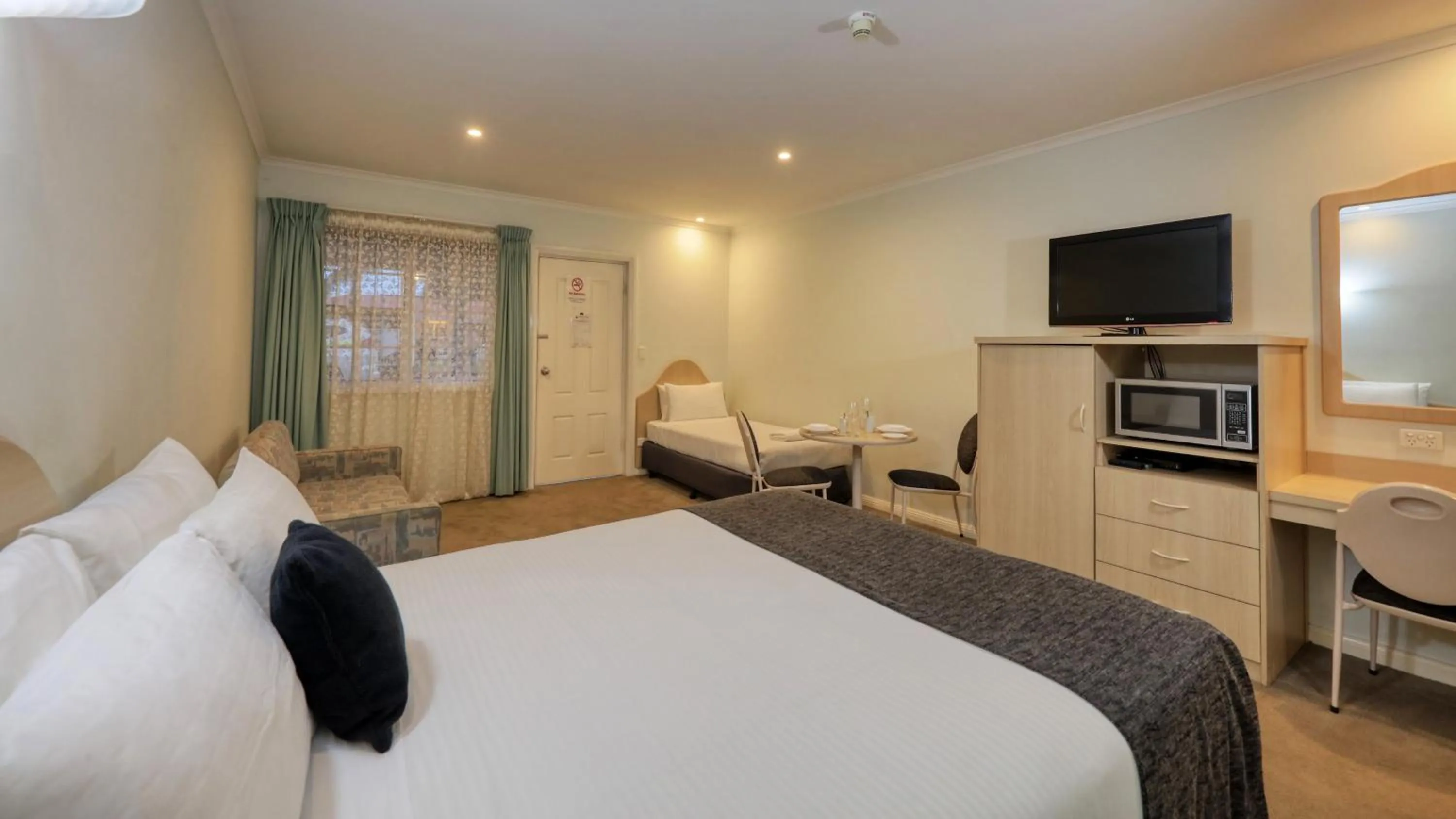 TV and multimedia, Bed in Charles Rasp Motor Inn & Cottages