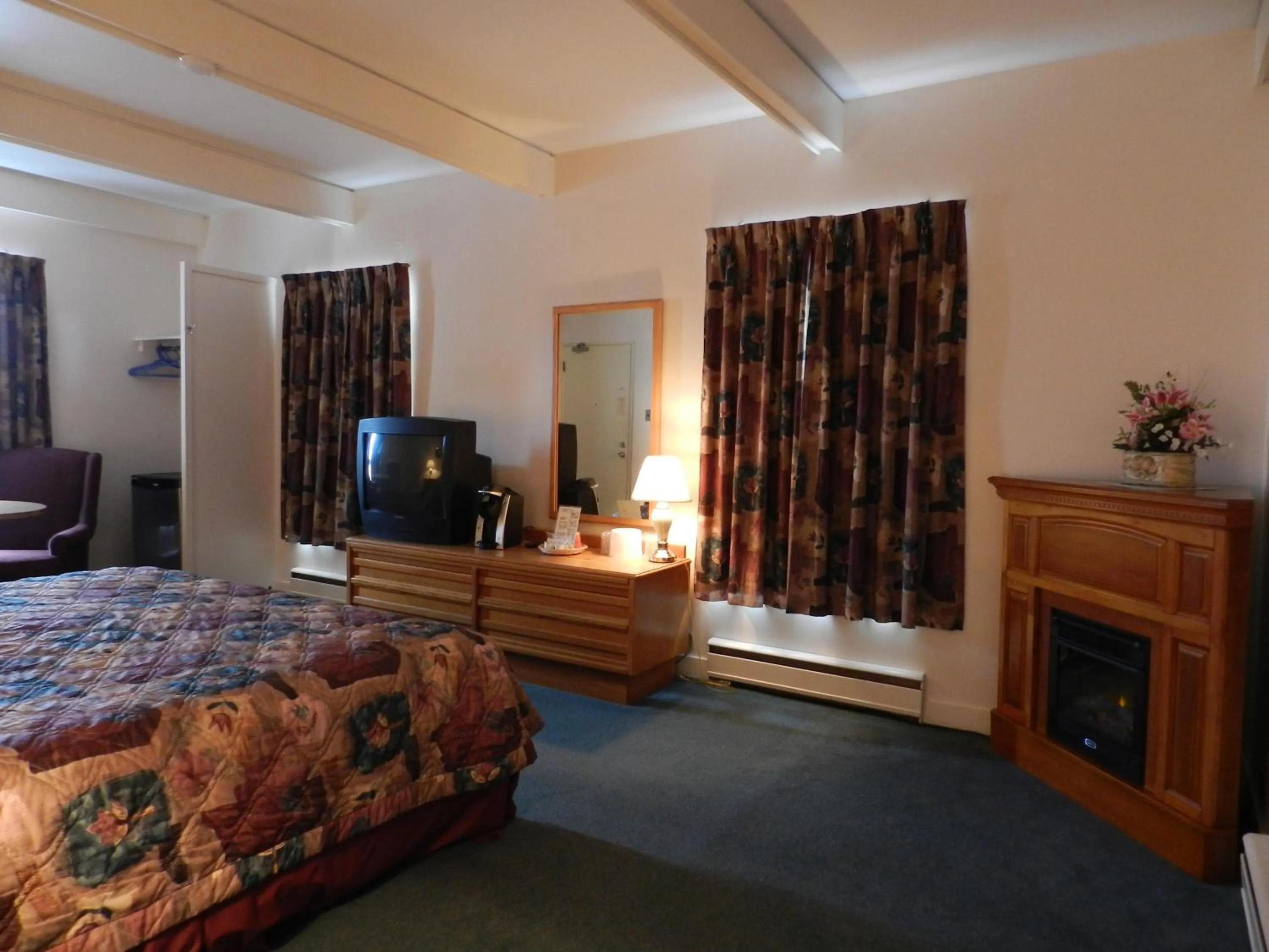 Photo of the whole room, Bed in Kings Inn Near the Falls