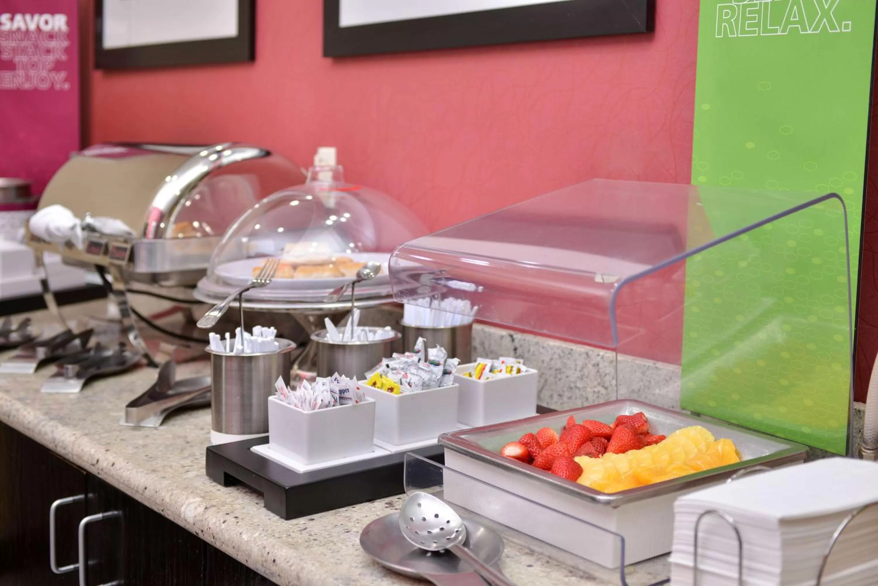 Dining area in Hampton Inn Van Horn