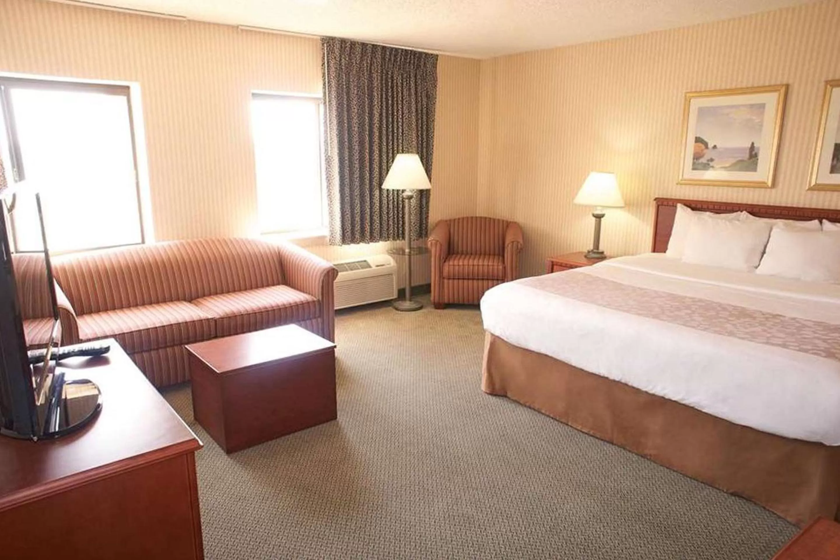 Bedroom, Bed in La Quinta Inn by Wyndham Detroit Southgate