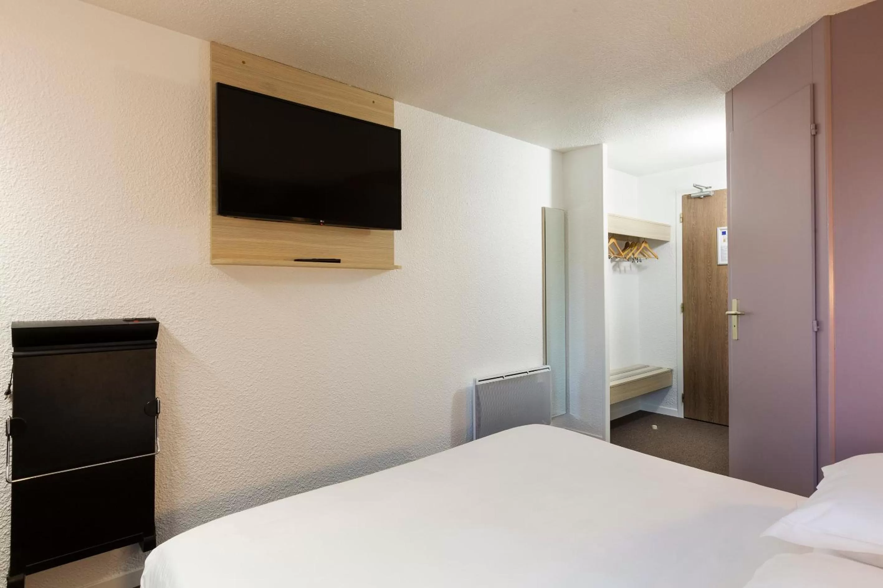 Bedroom, Bed in B&B HOTEL Marne-la-Vallée Chelles