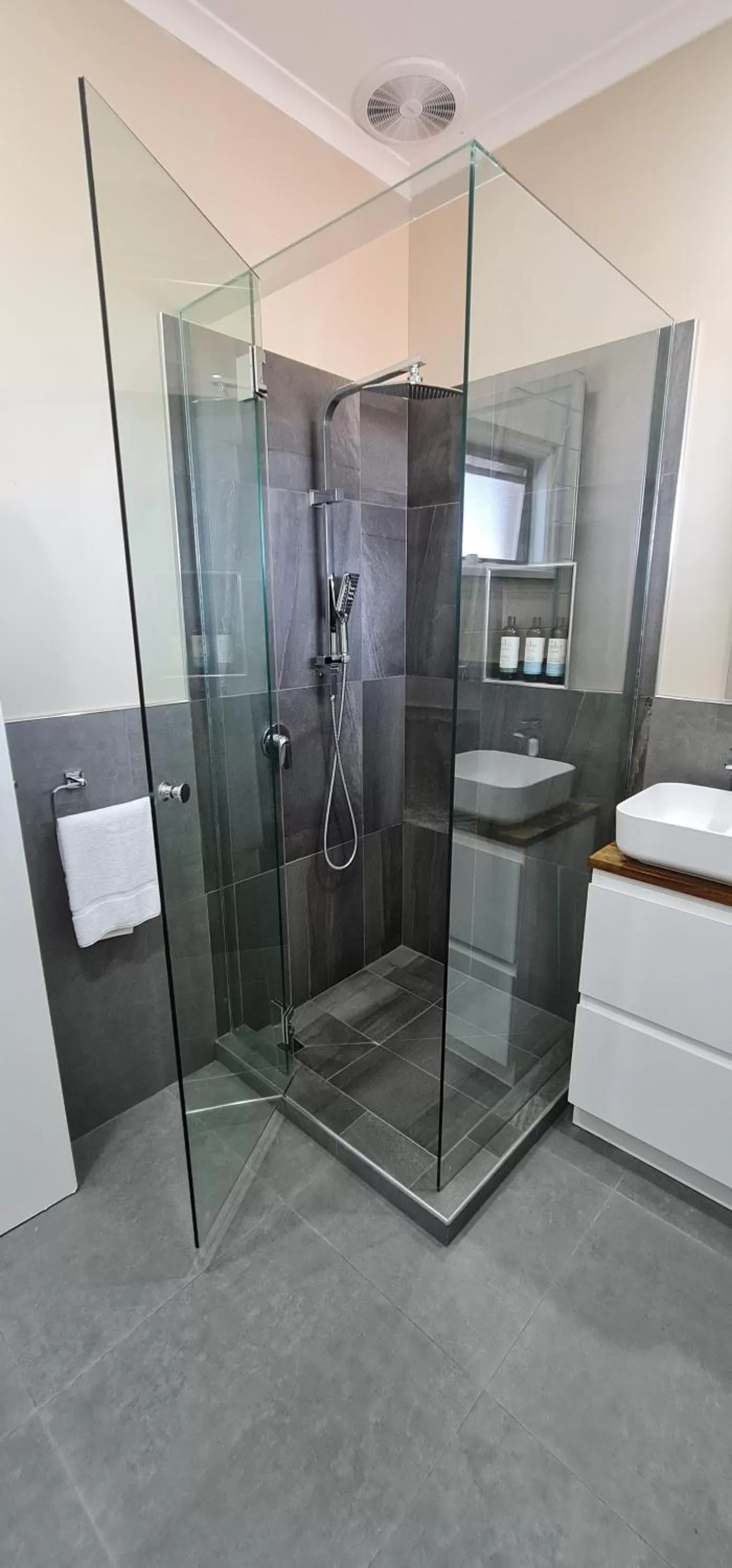 Shower in Comfort Inn & Suites King Avenue