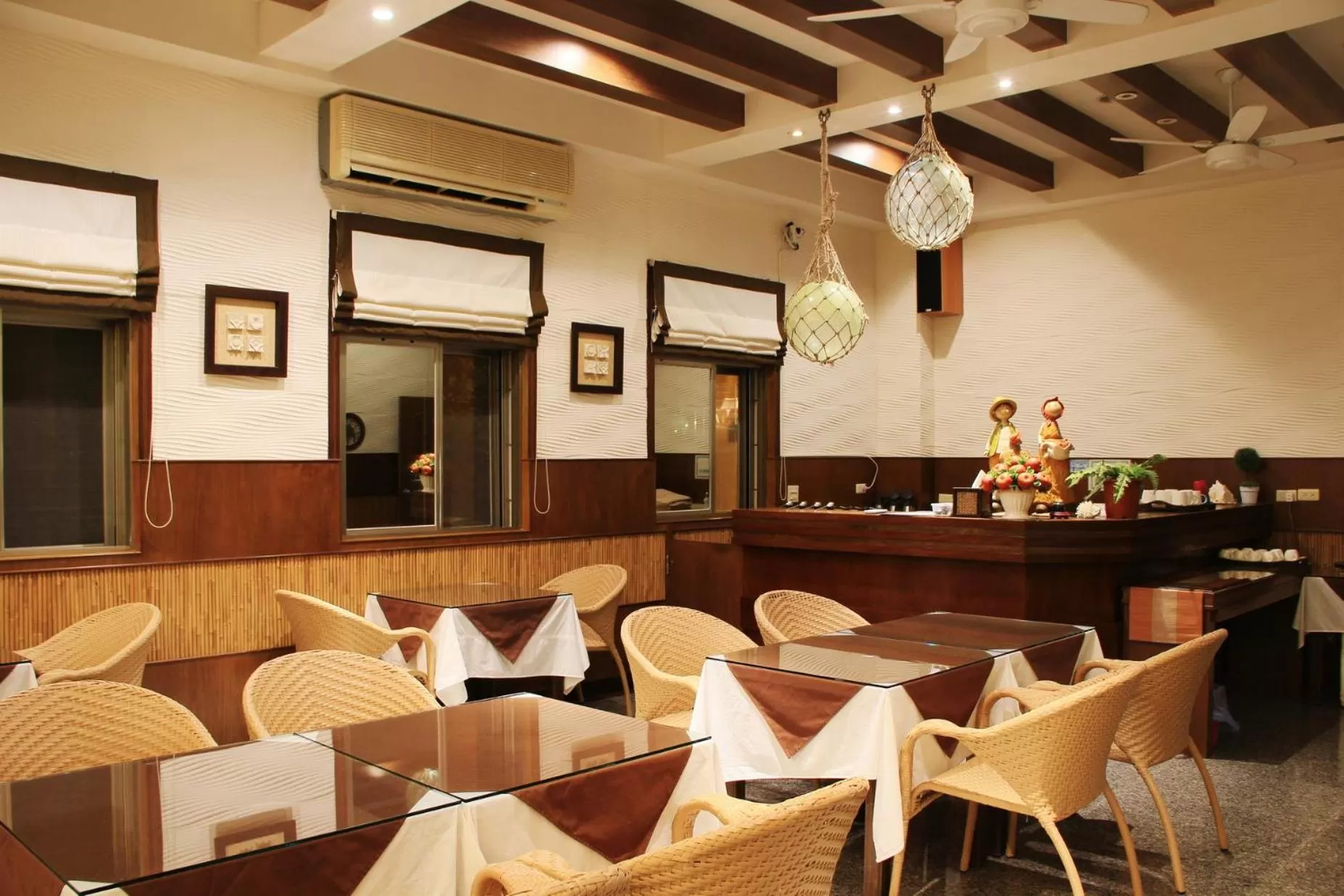 Restaurant/places to eat in Beachcastle & Sea View Villa