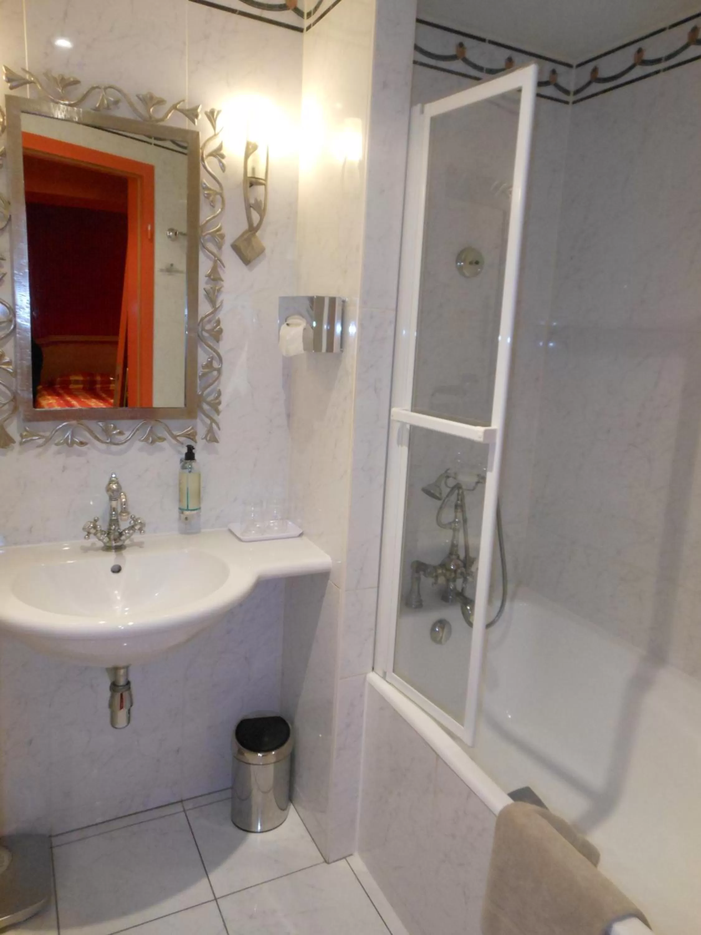 Bathroom in Logis Hôtel Beauséjour Colmar